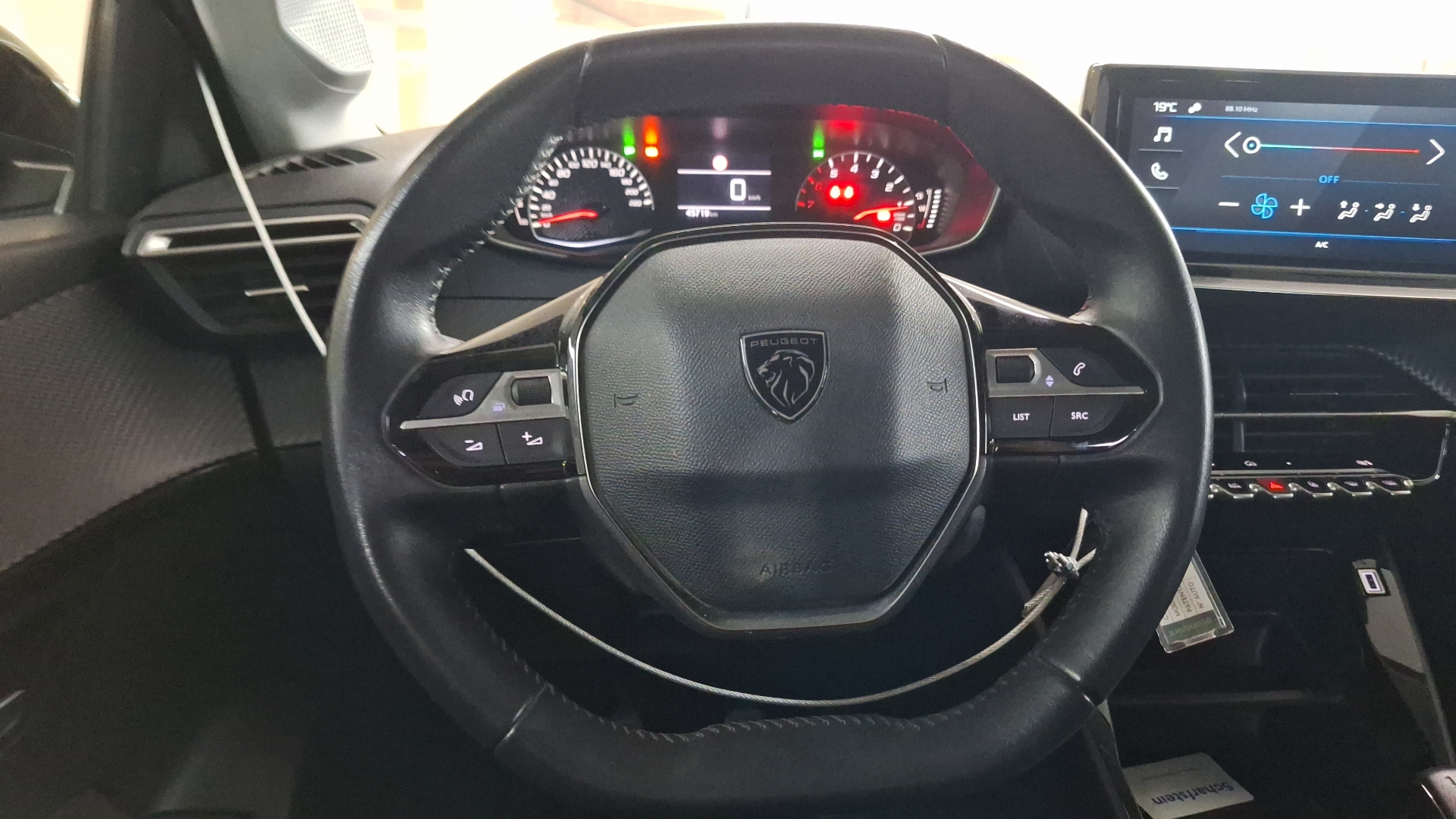 Peugeot 208 — foto 8 de 14