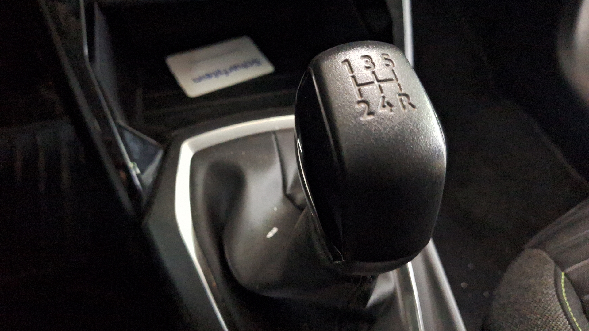 Peugeot 208 — foto 11 de 14