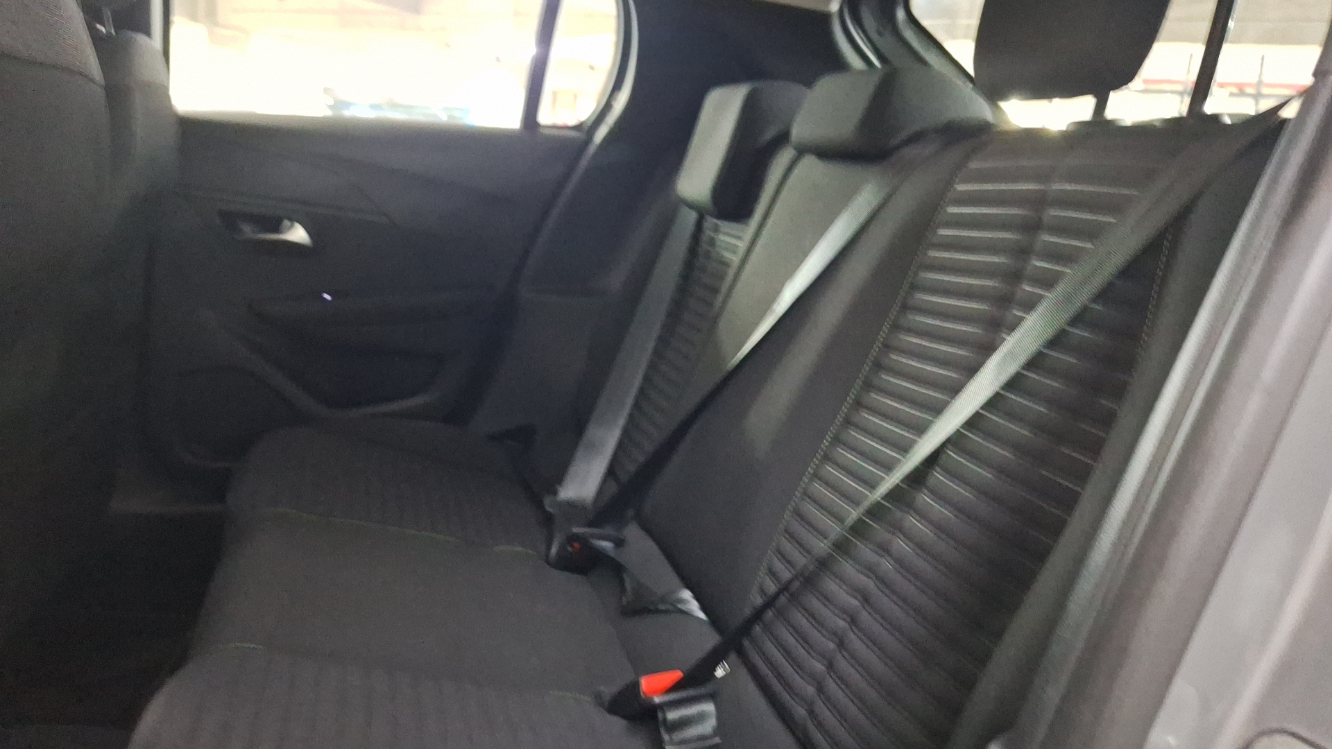 Peugeot 208 — foto 12 de 14