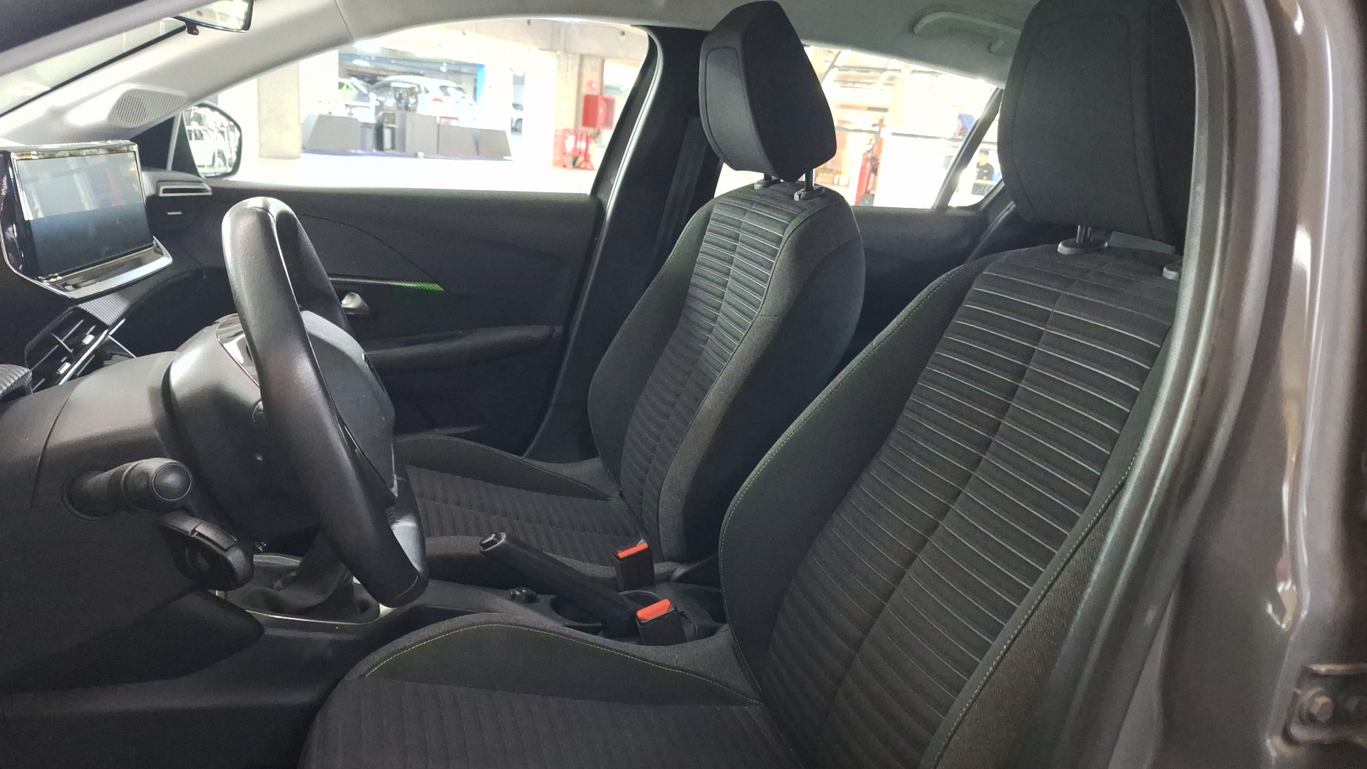 Peugeot 208 — foto 13 de 14