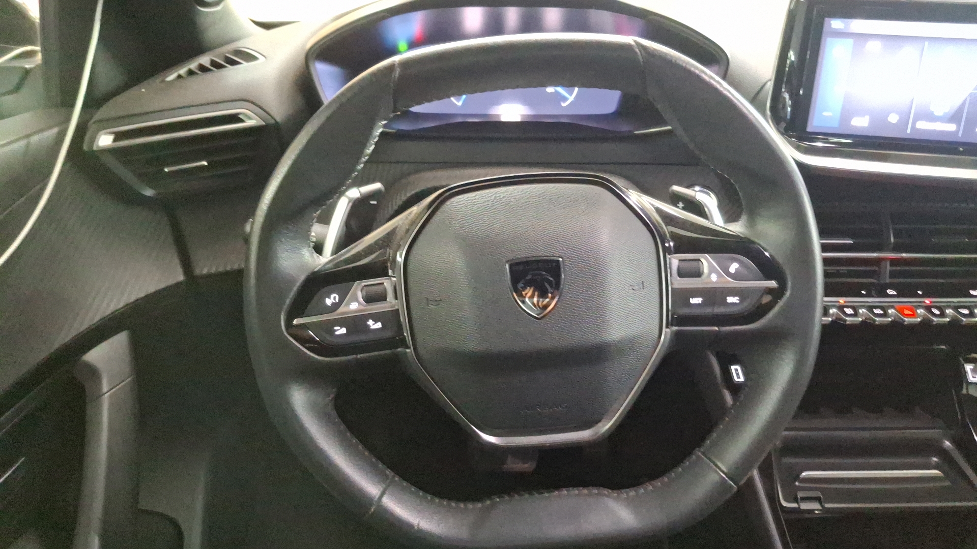 Peugeot 2008 — foto 8 de 16