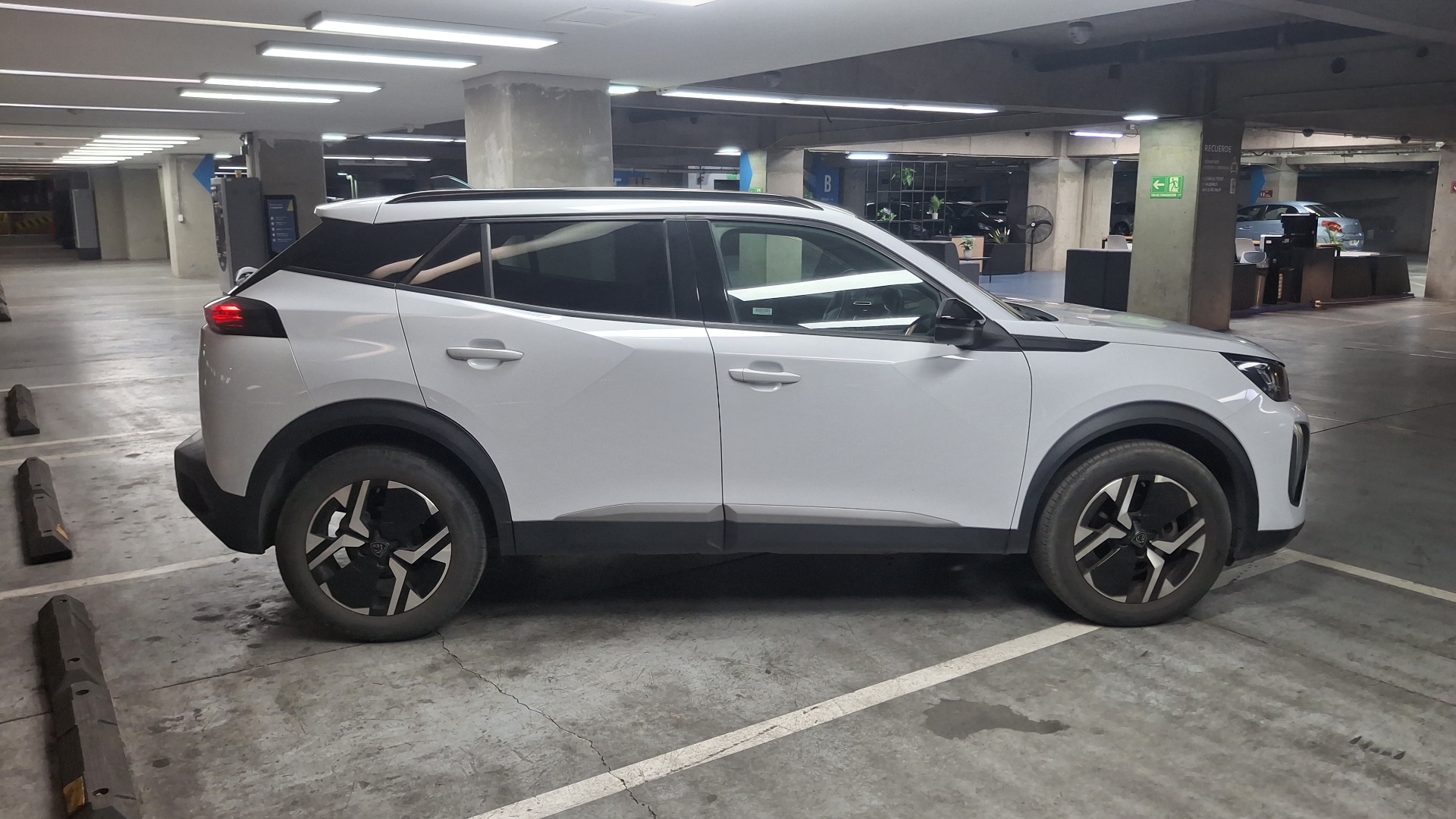 Peugeot 2008 — foto 4 de 16