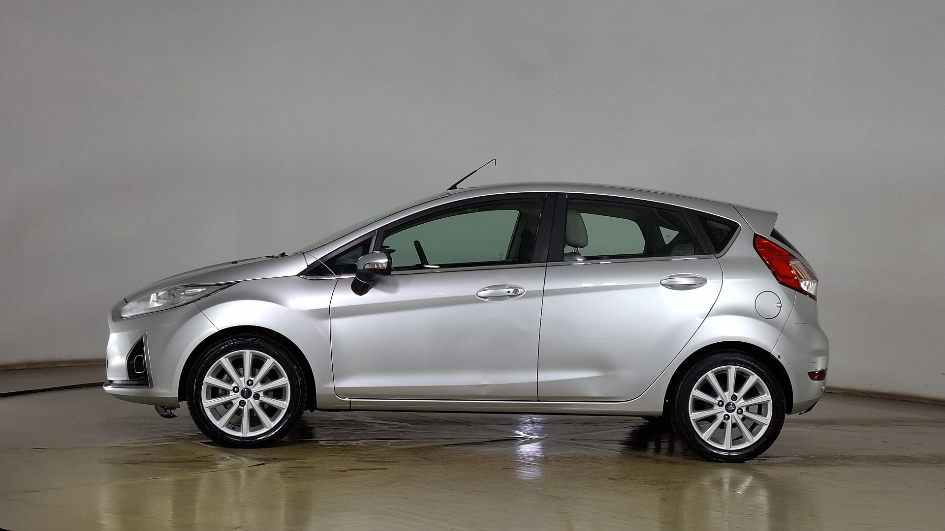 Ford Fiesta — foto 7 de 16