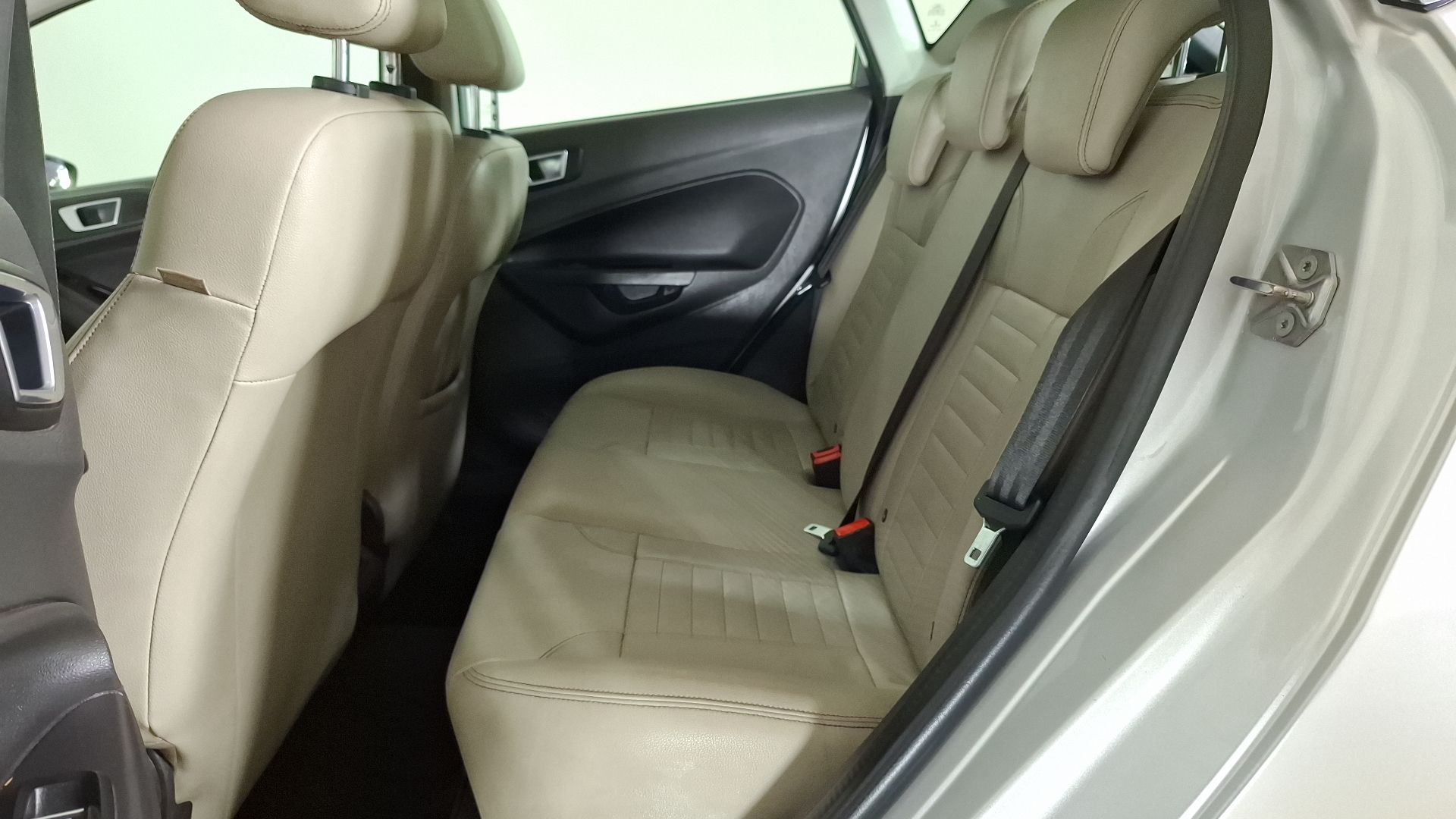 Ford Fiesta — foto 14 de 16