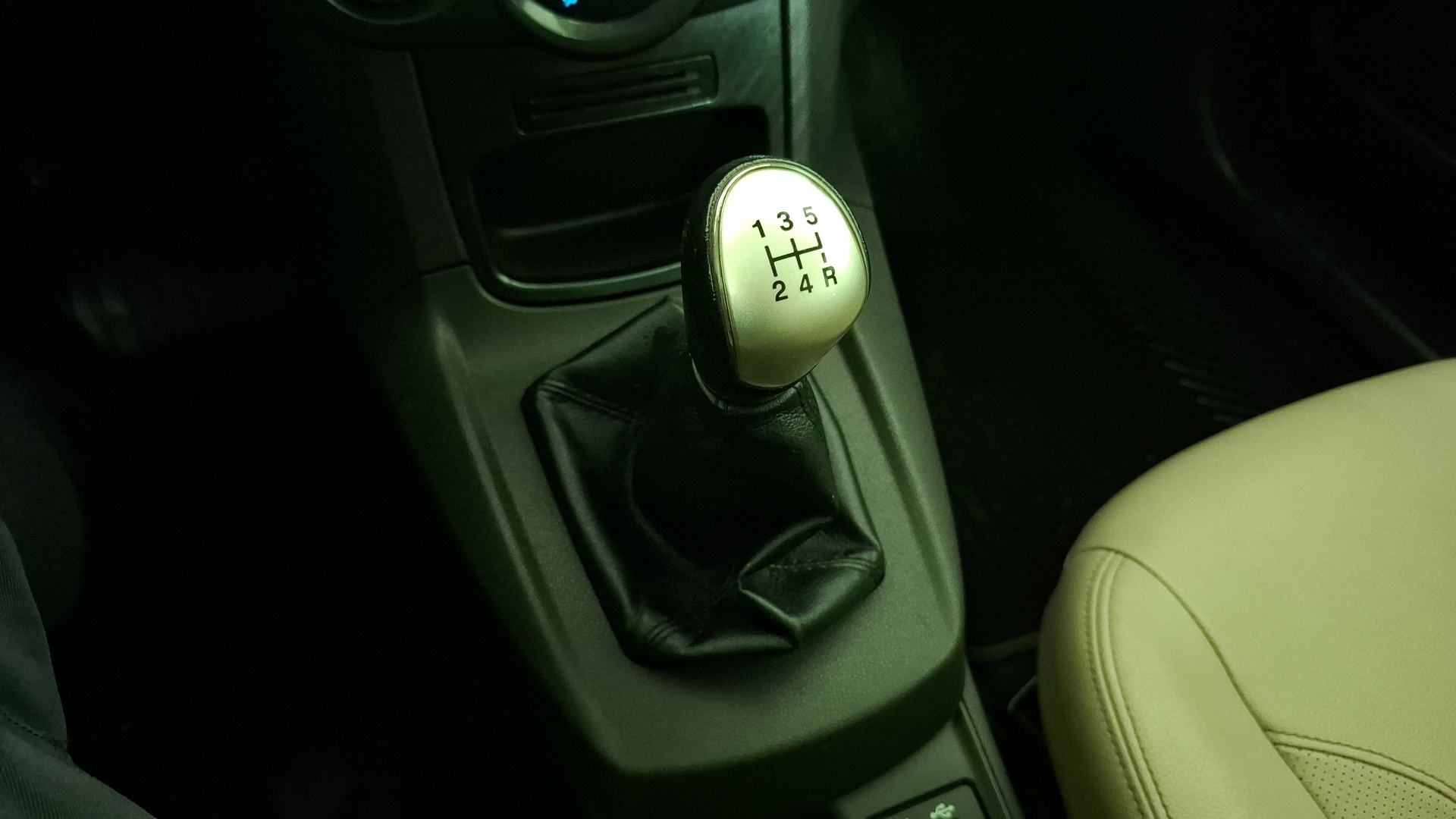 Ford Fiesta — foto 11 de 16