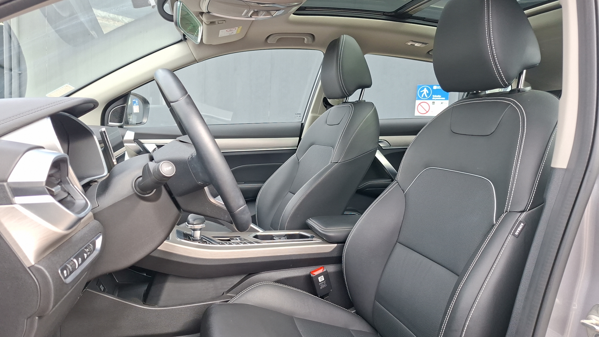 Geely Coolray — foto 14 de 16