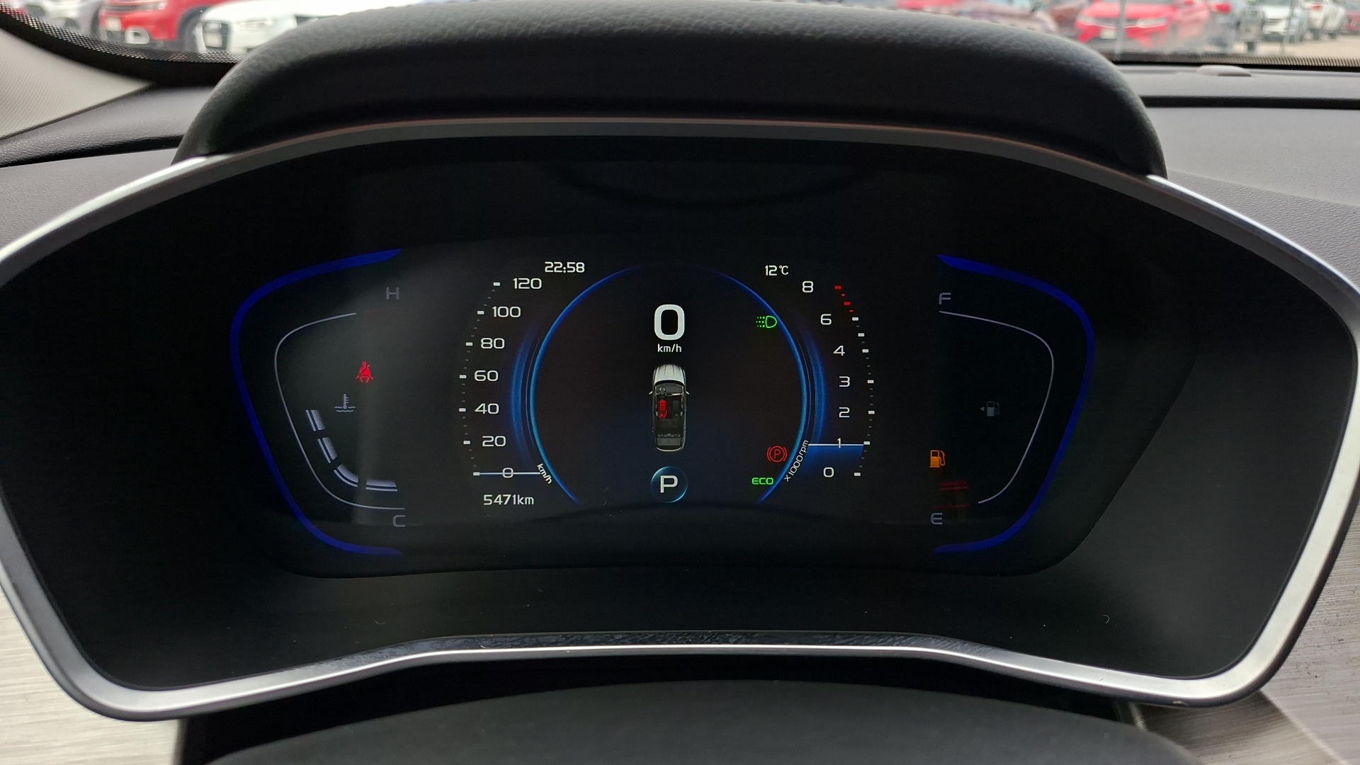 Geely Coolray — foto 9 de 16