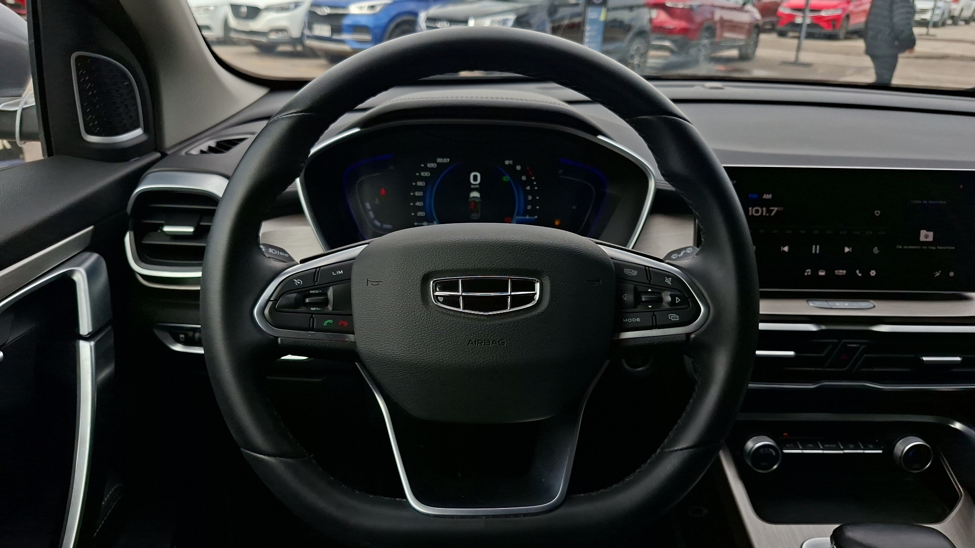 Geely Coolray — foto 8 de 16