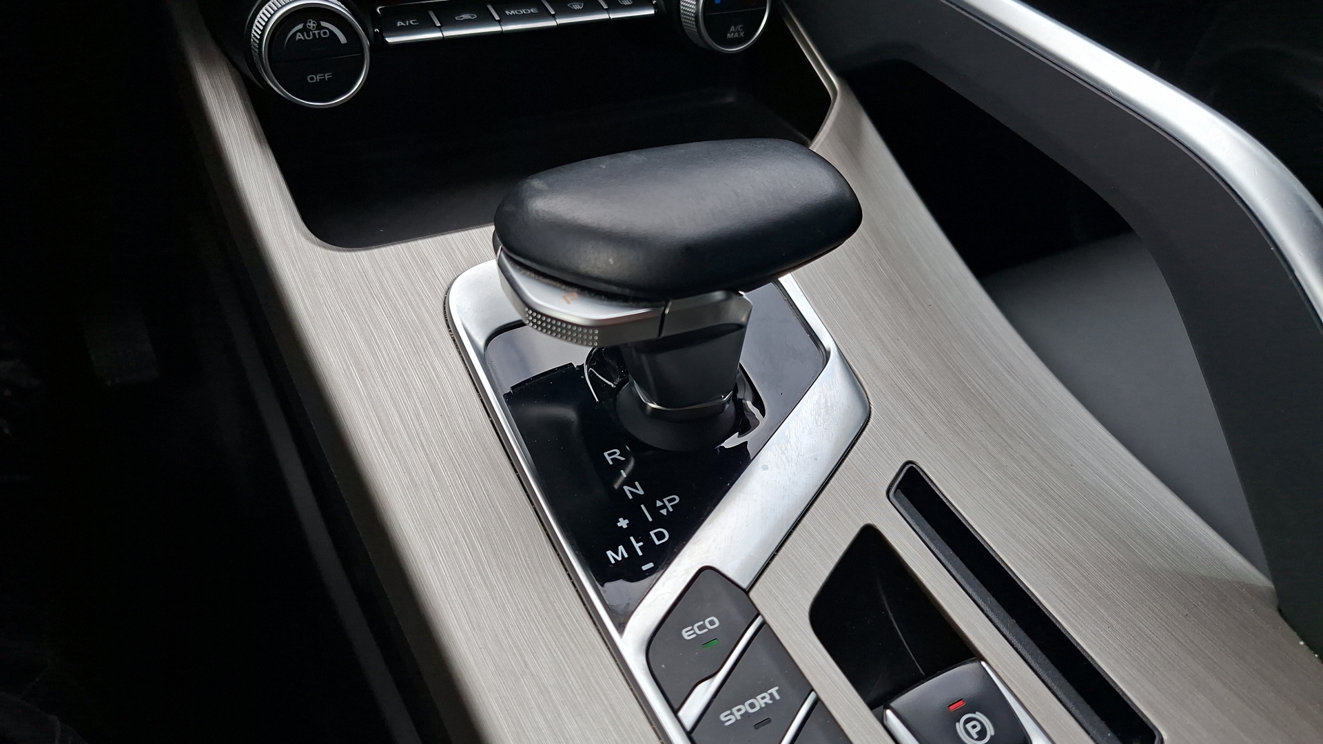 Geely Coolray — foto 11 de 16