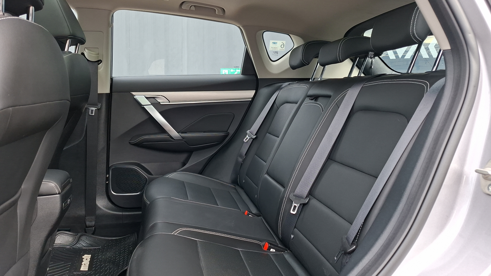 Geely Coolray — foto 15 de 16
