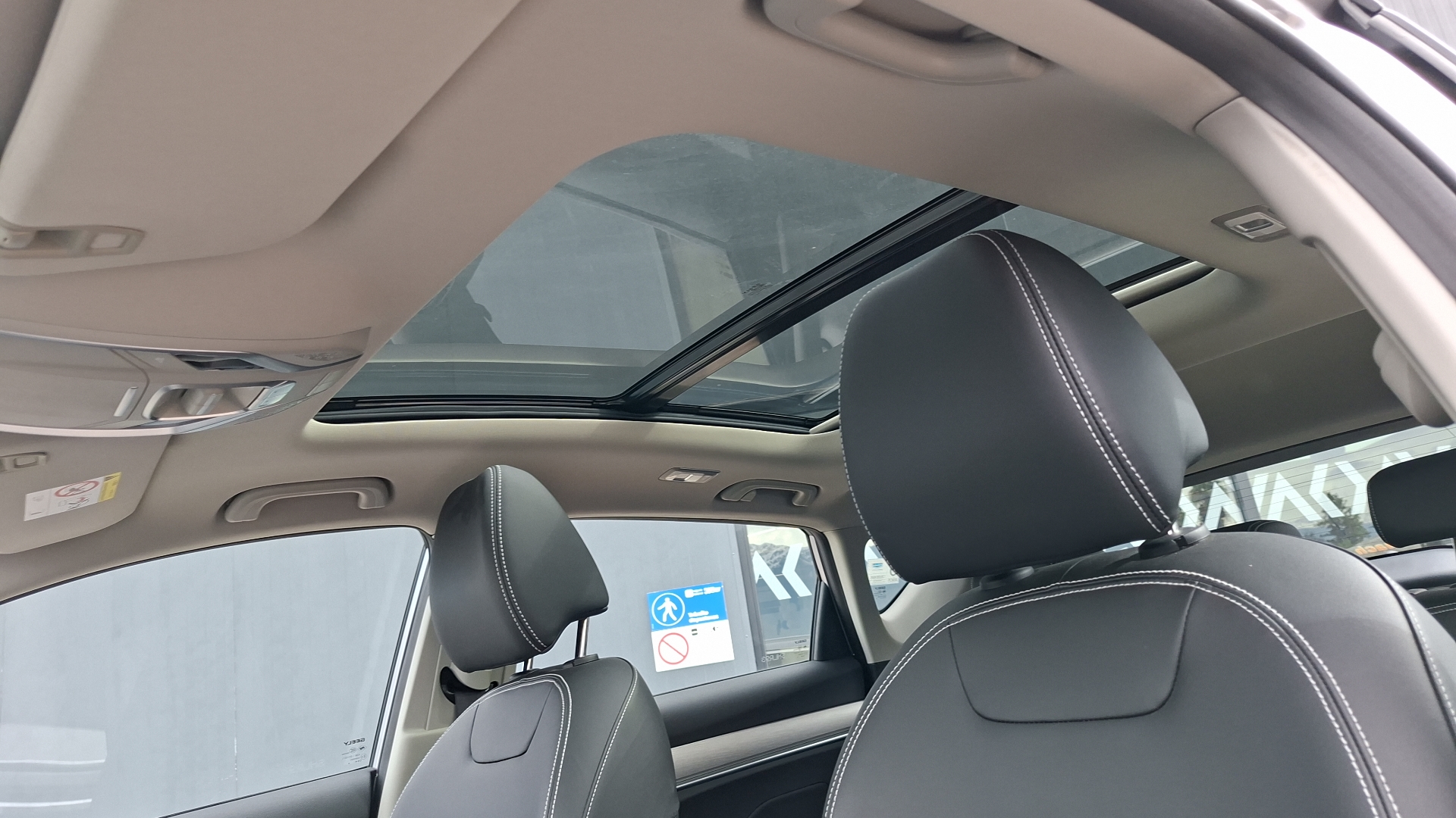 Geely Coolray — foto 13 de 16