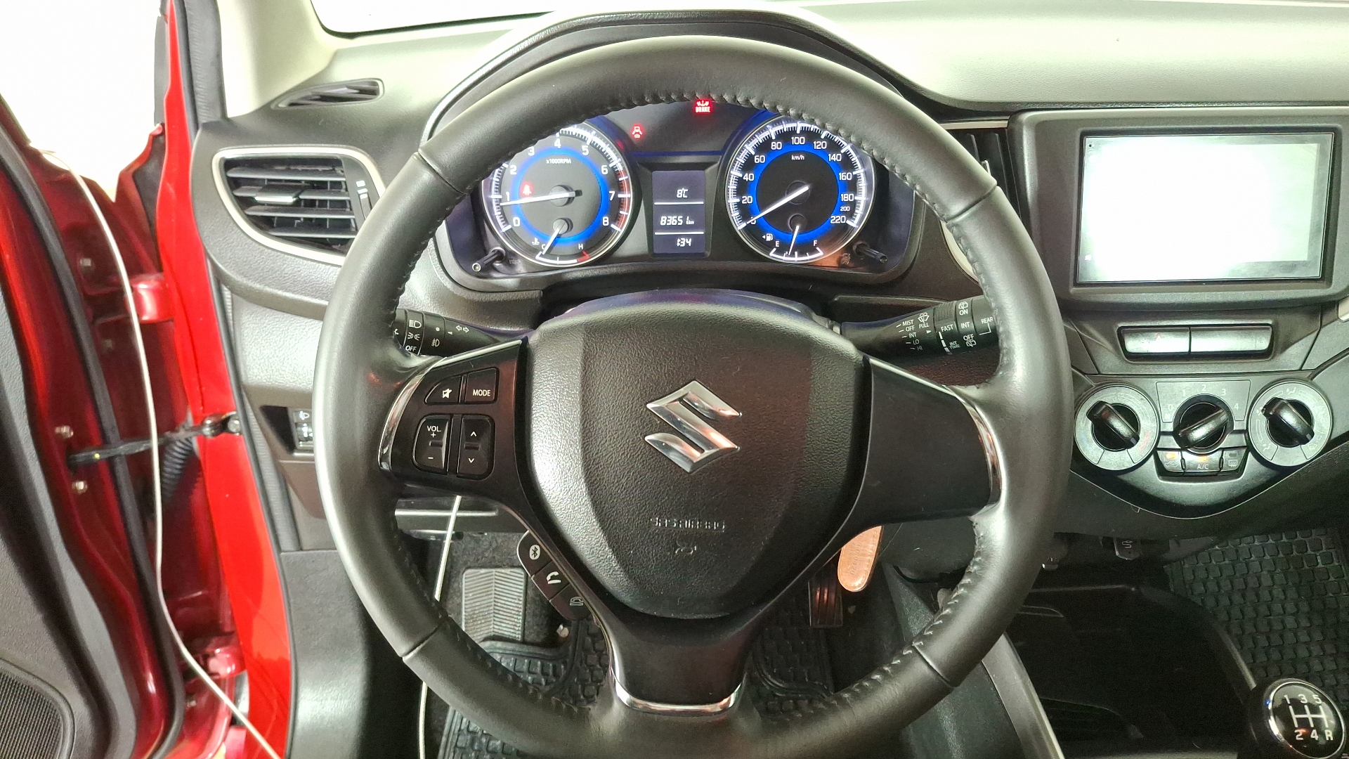 Suzuki Baleno — foto 8 de 15