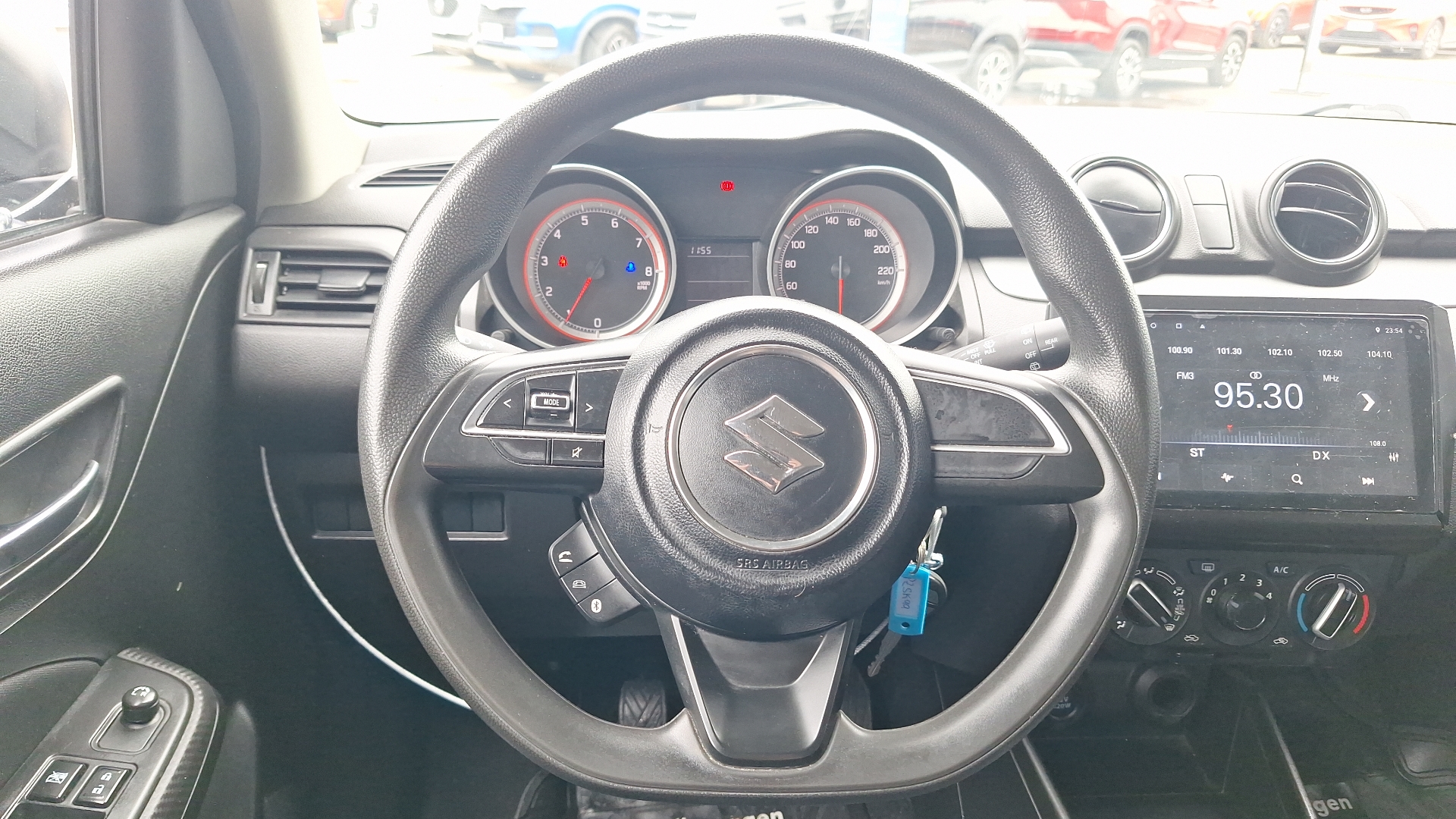 Suzuki Swift — foto 8 de 14