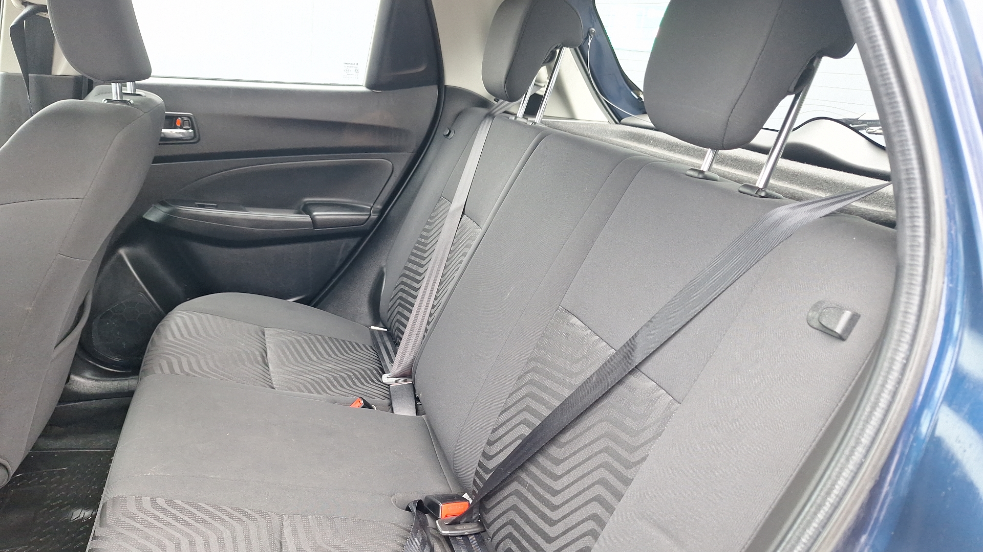 Suzuki Swift — foto 12 de 14