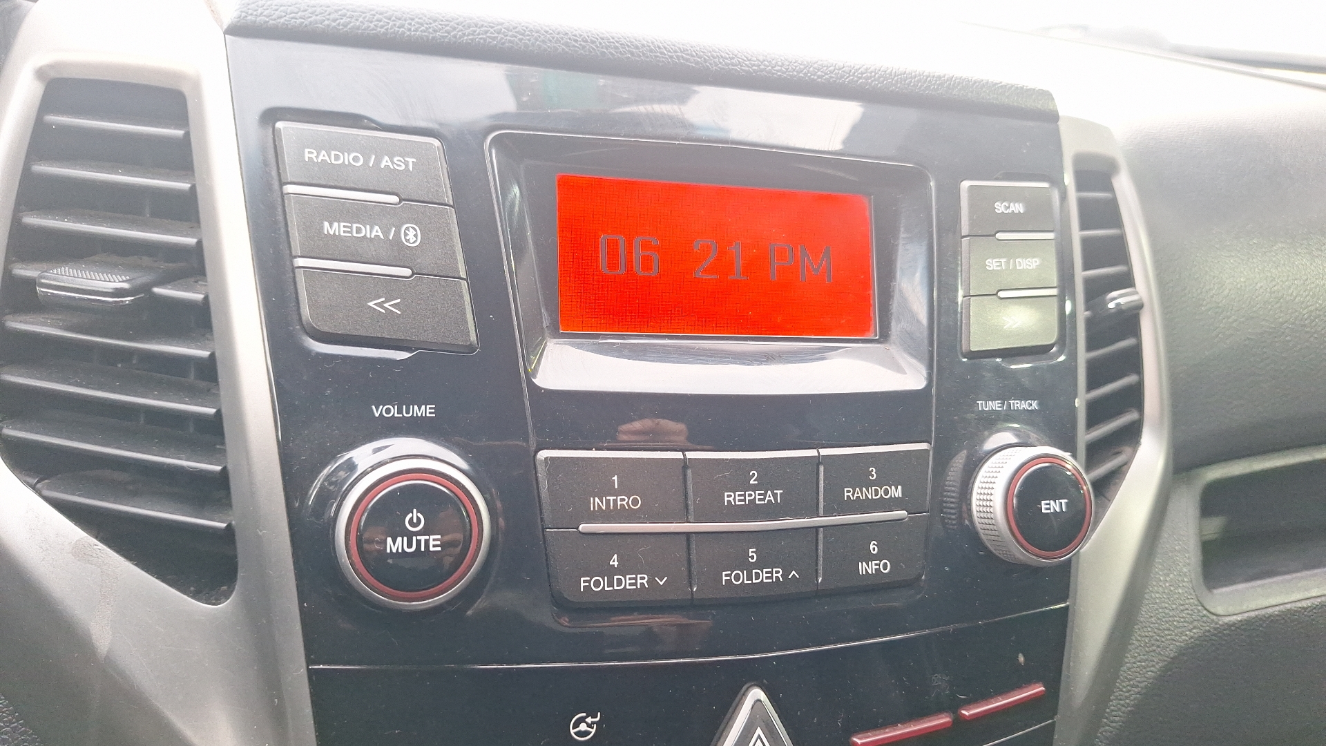 SsangYong Tivoli — foto 10 de 14