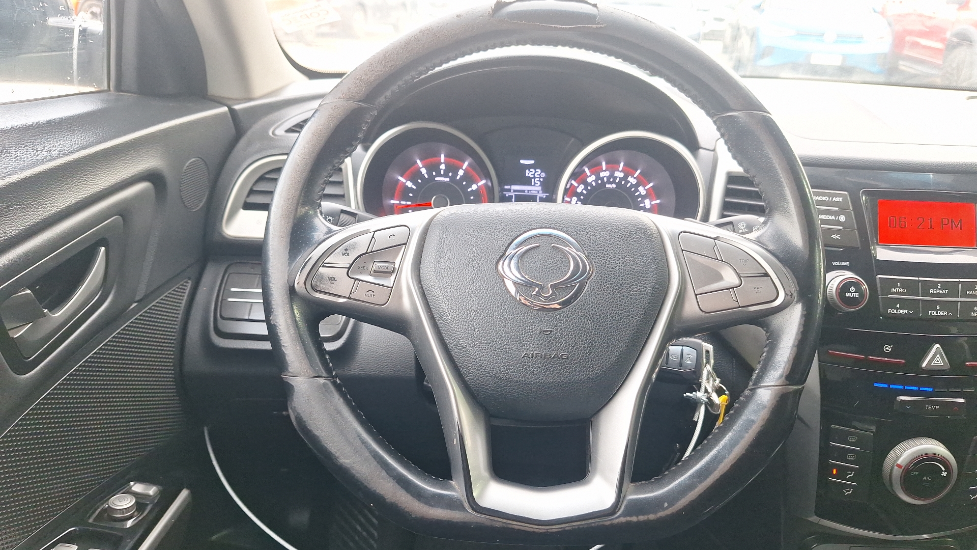 SsangYong Tivoli — foto 8 de 14