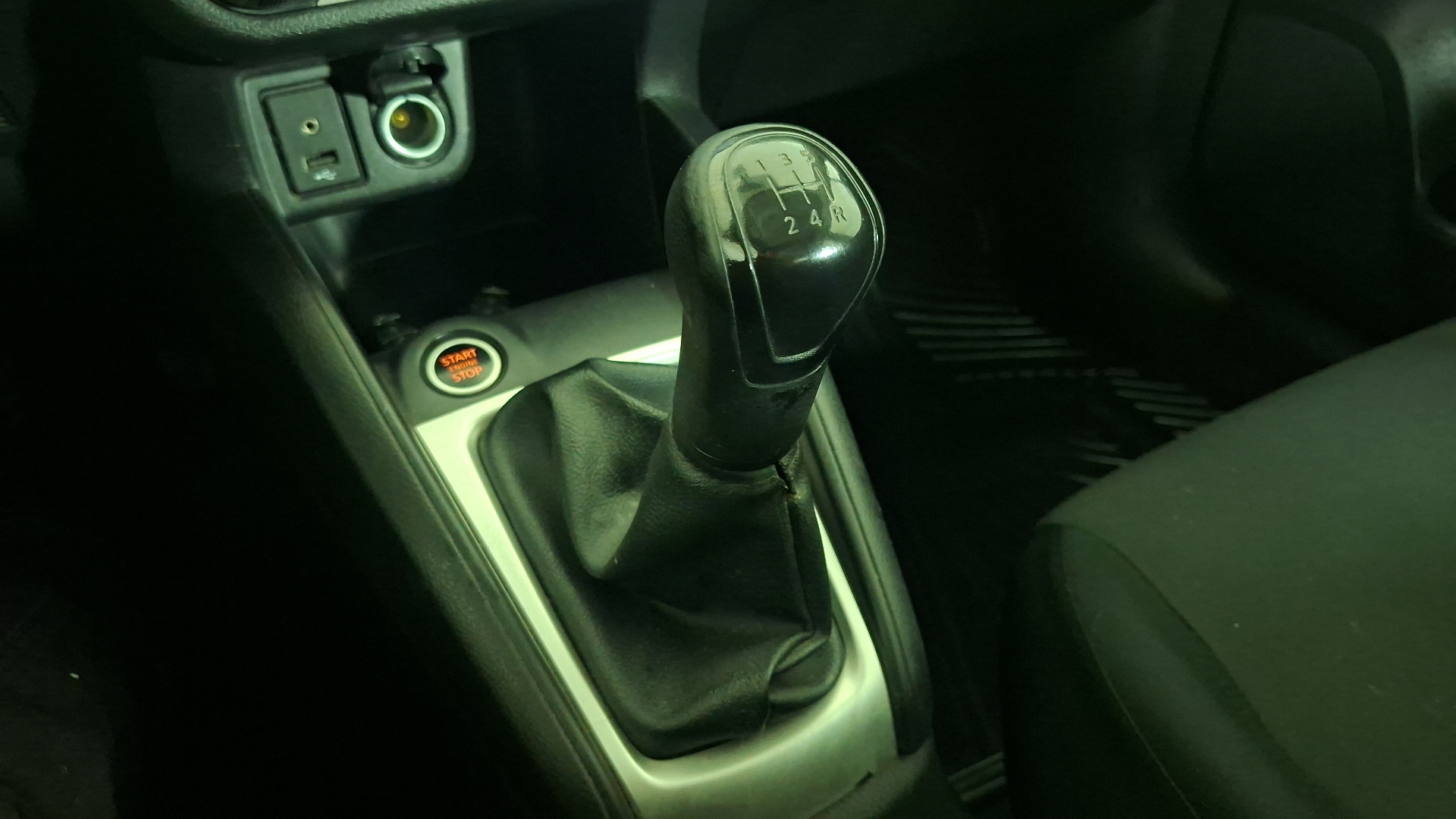 Nissan Versa — foto 11 de 15