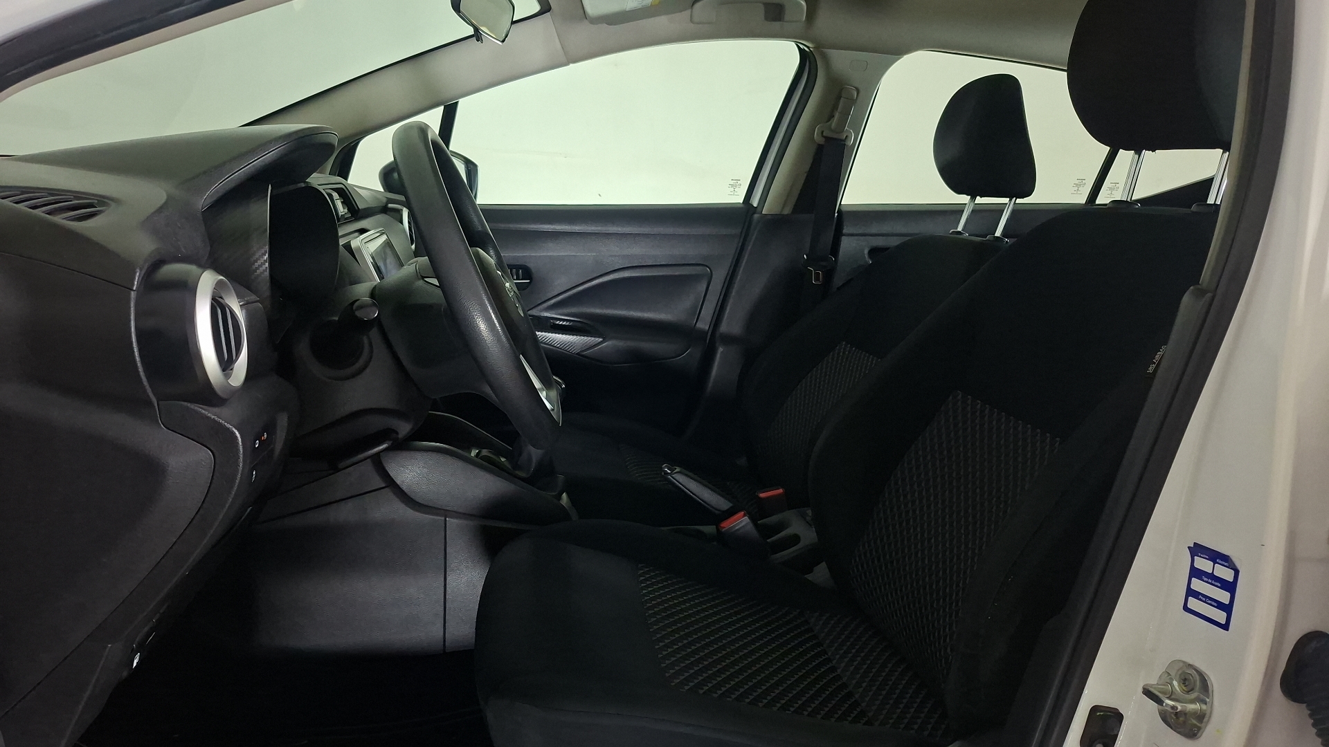 Nissan Versa — foto 12 de 15