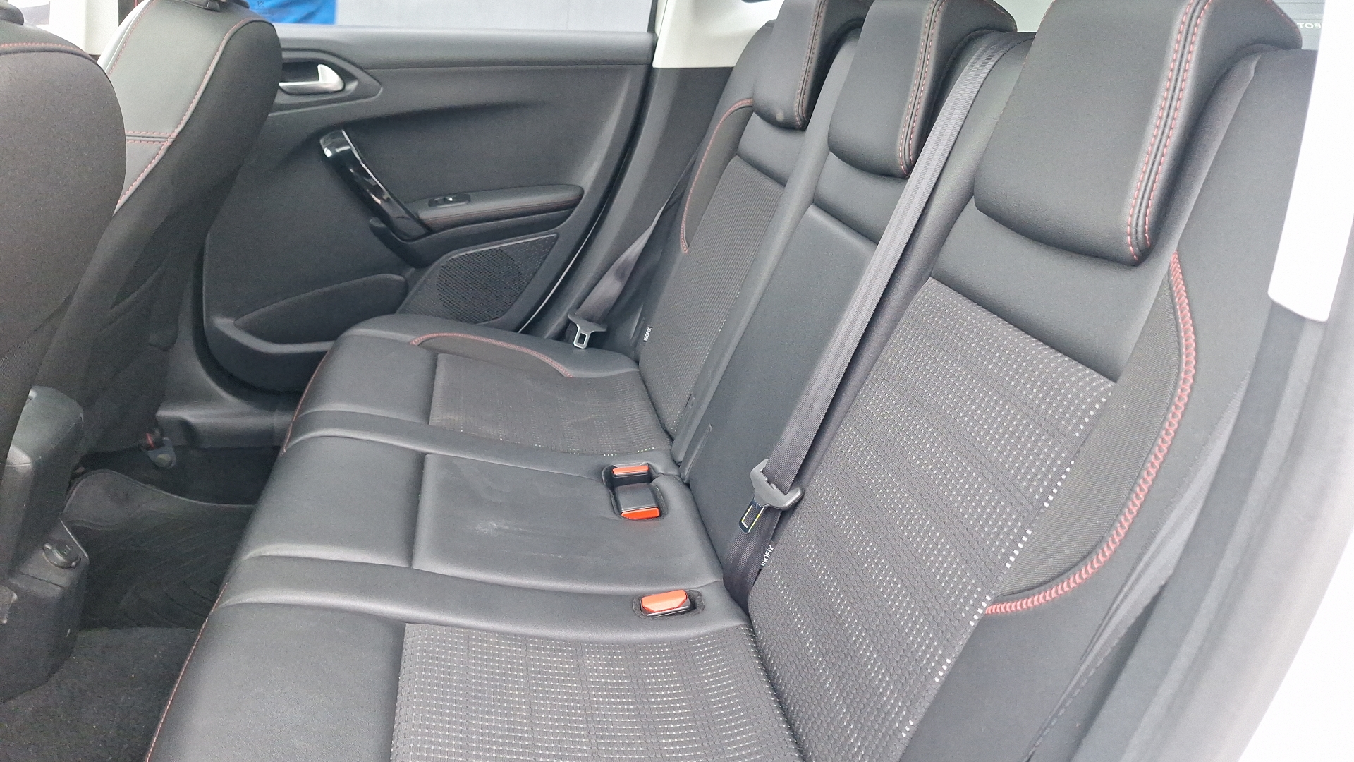 Peugeot 2008 — foto 14 de 16