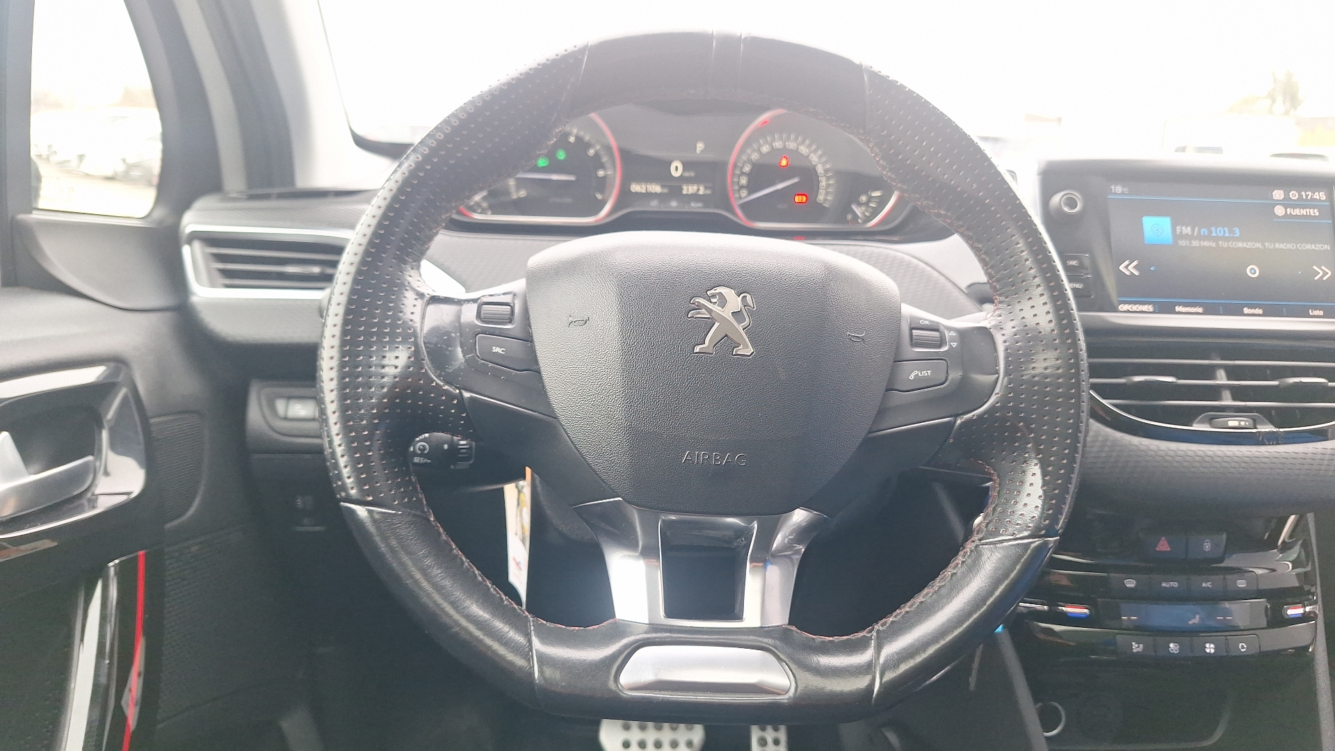 Peugeot 2008 — foto 8 de 16