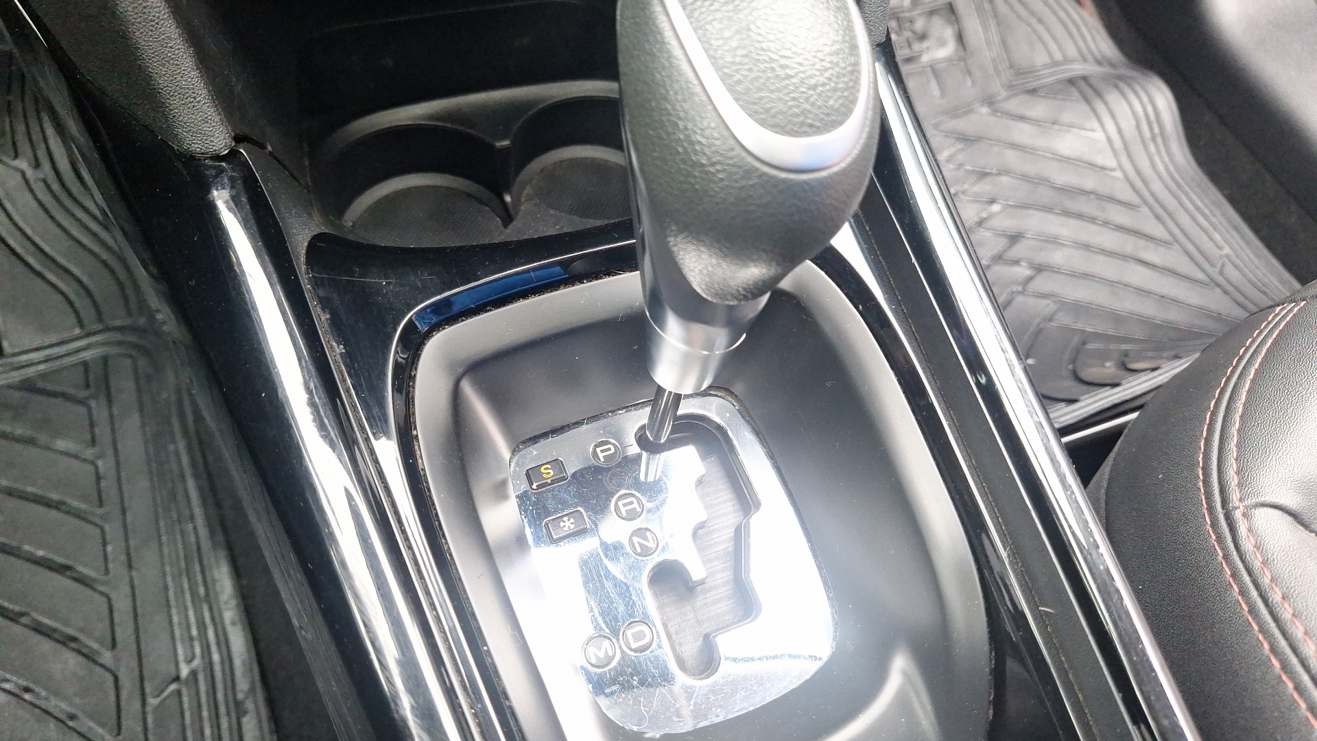 Peugeot 2008 — foto 11 de 16