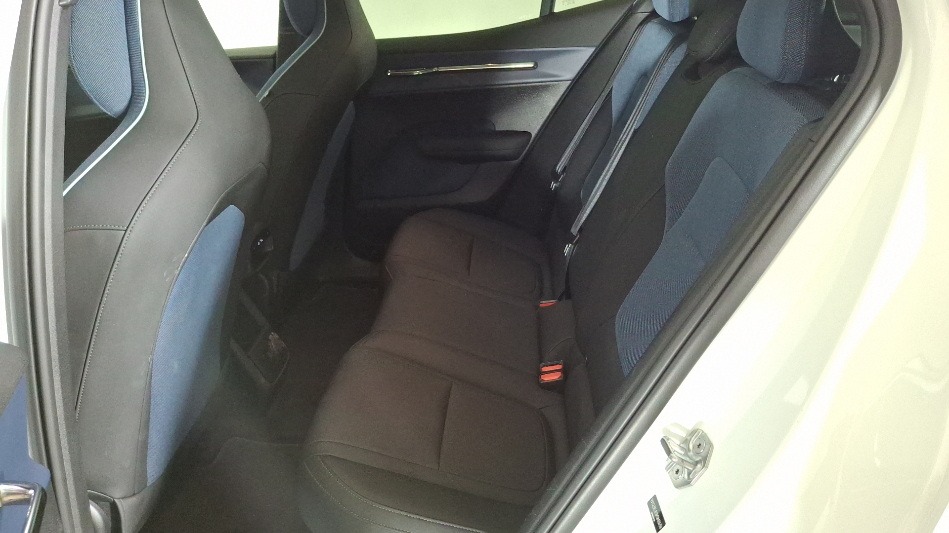 Volvo Ex30 — foto 15 de 17