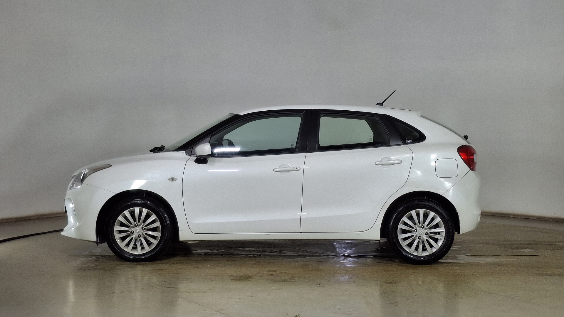 Suzuki Baleno — foto 7 de 15