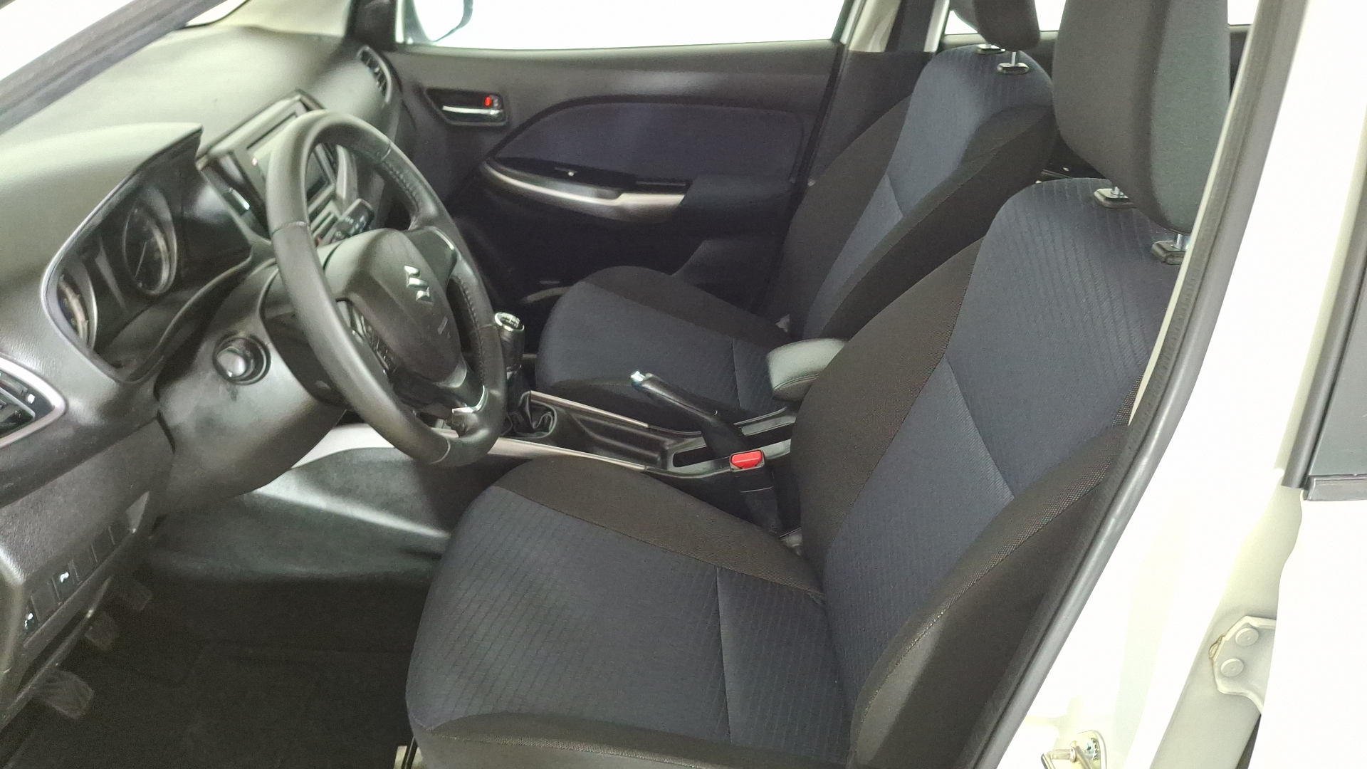 Suzuki Baleno — foto 12 de 15