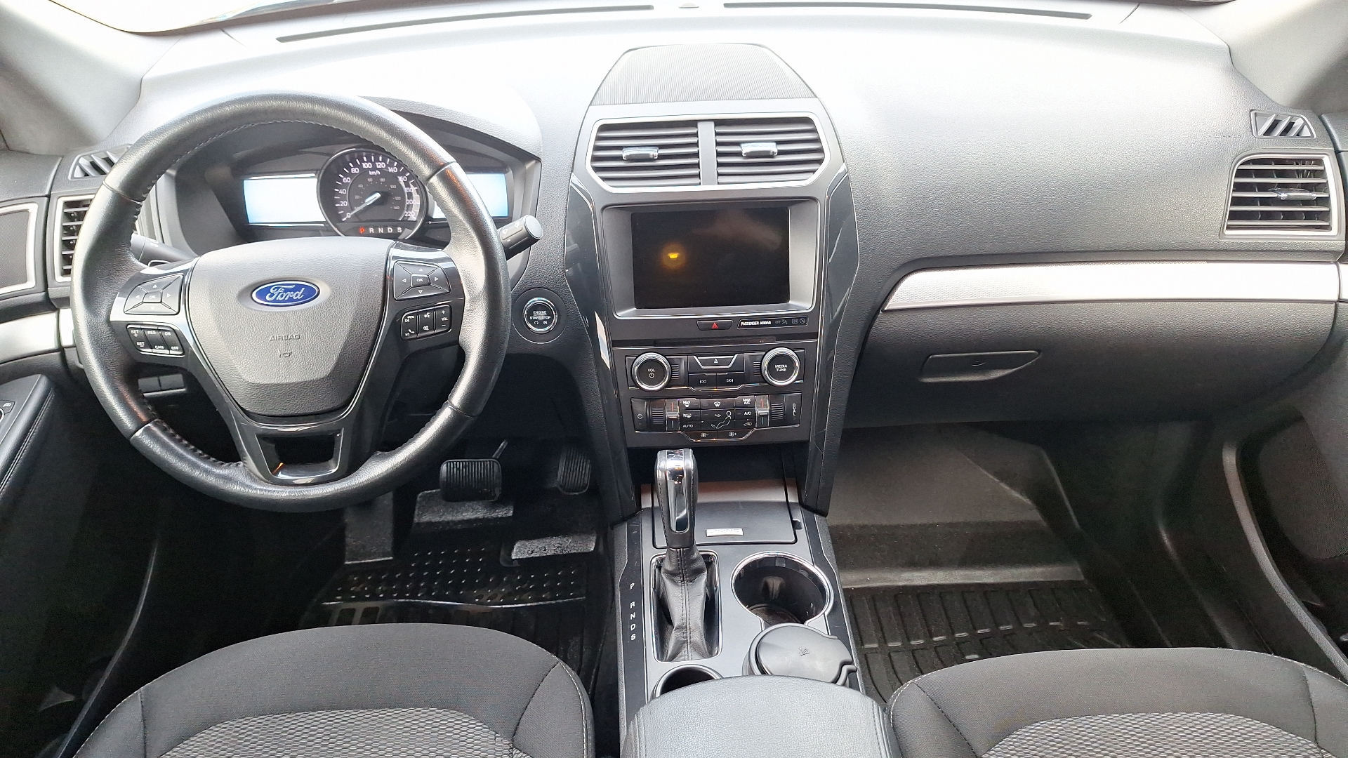 Ford Explorer — foto 6 de 16