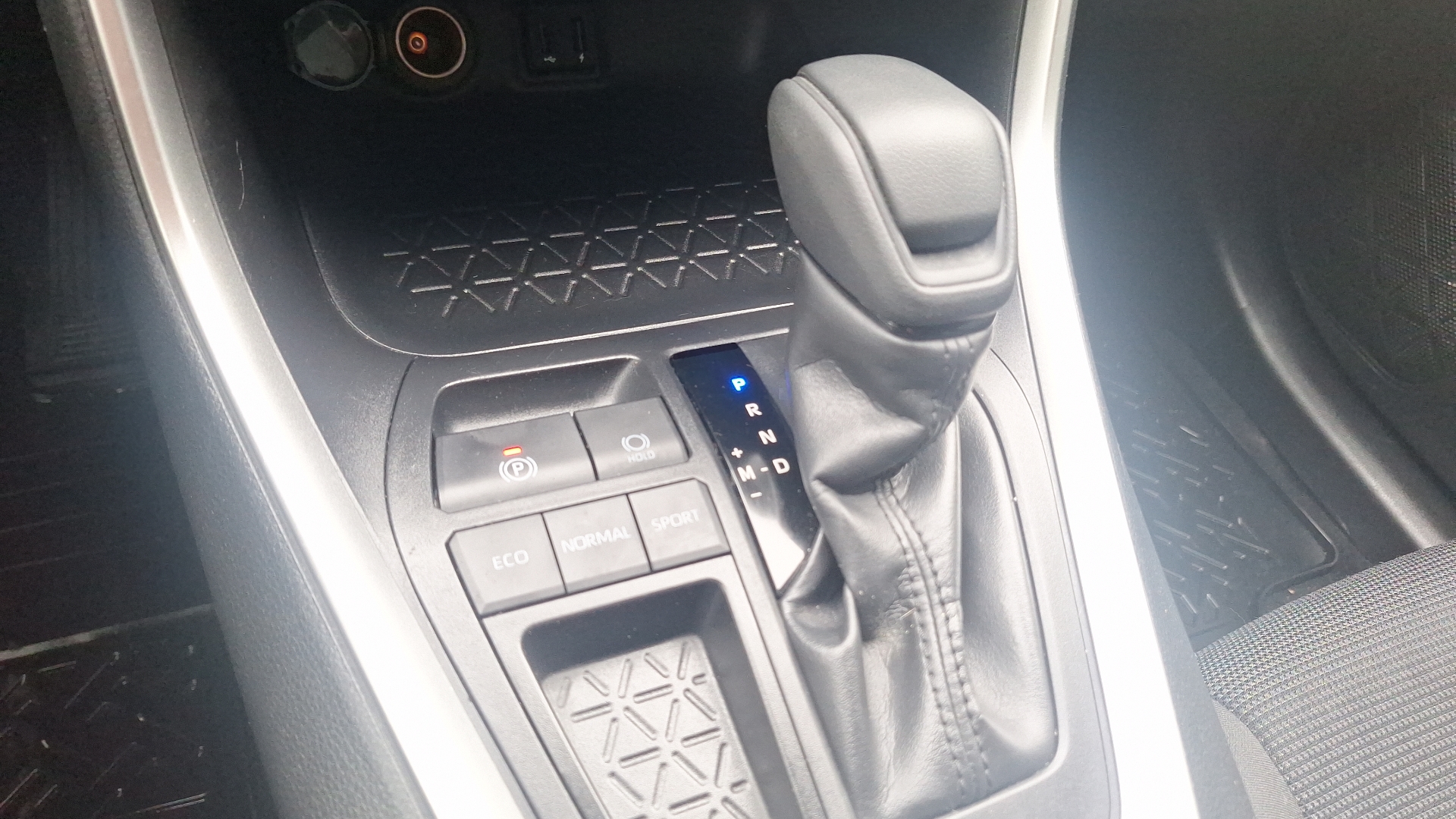 Toyota RAV4 — foto 11 de 15