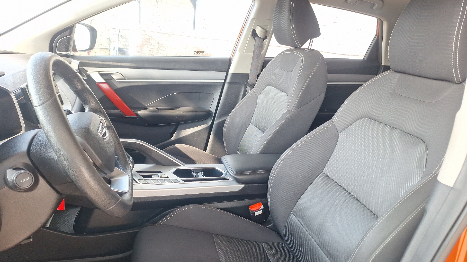 Geely Coolray — foto 14 de 15