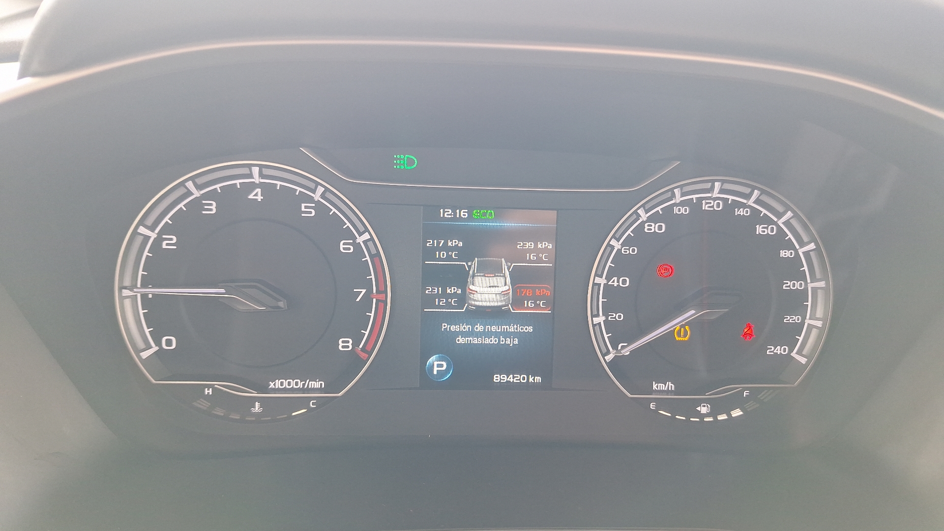 Geely Coolray — foto 9 de 15