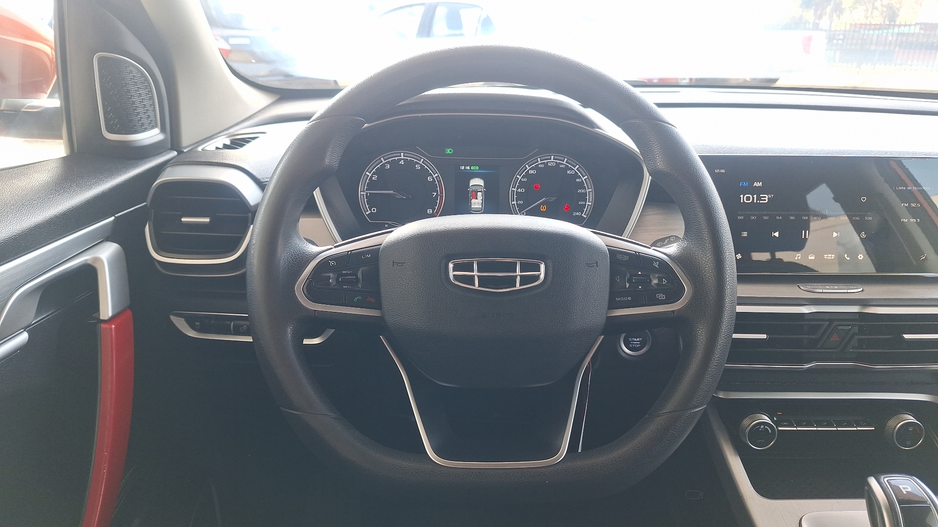 Geely Coolray — foto 8 de 15