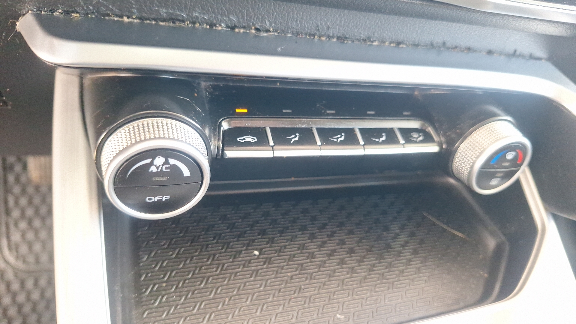 Geely Coolray — foto 15 de 15