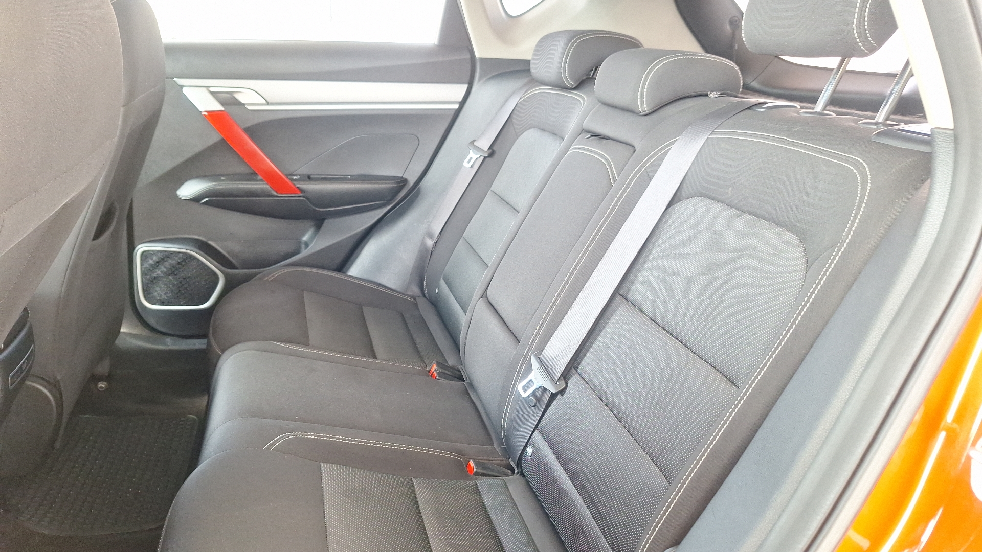 Geely Coolray — foto 13 de 15