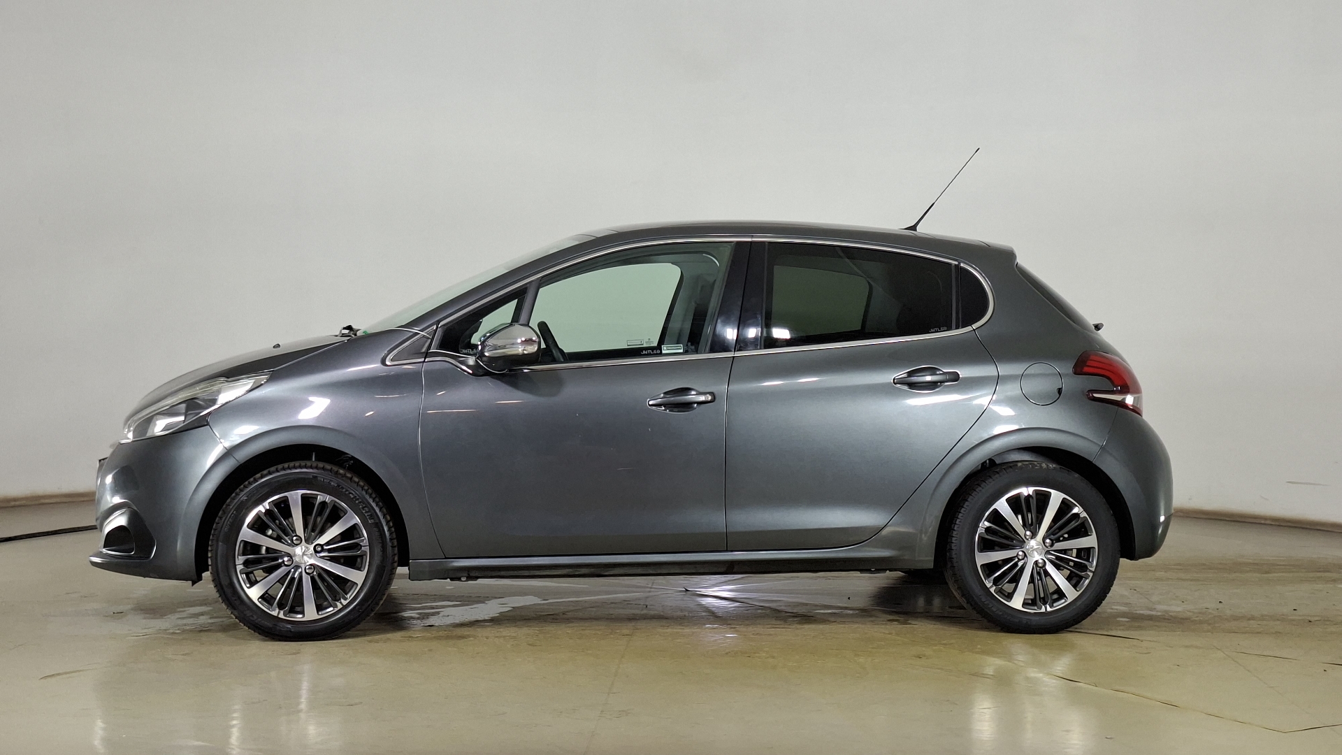 Peugeot 208 — foto 7 de 17