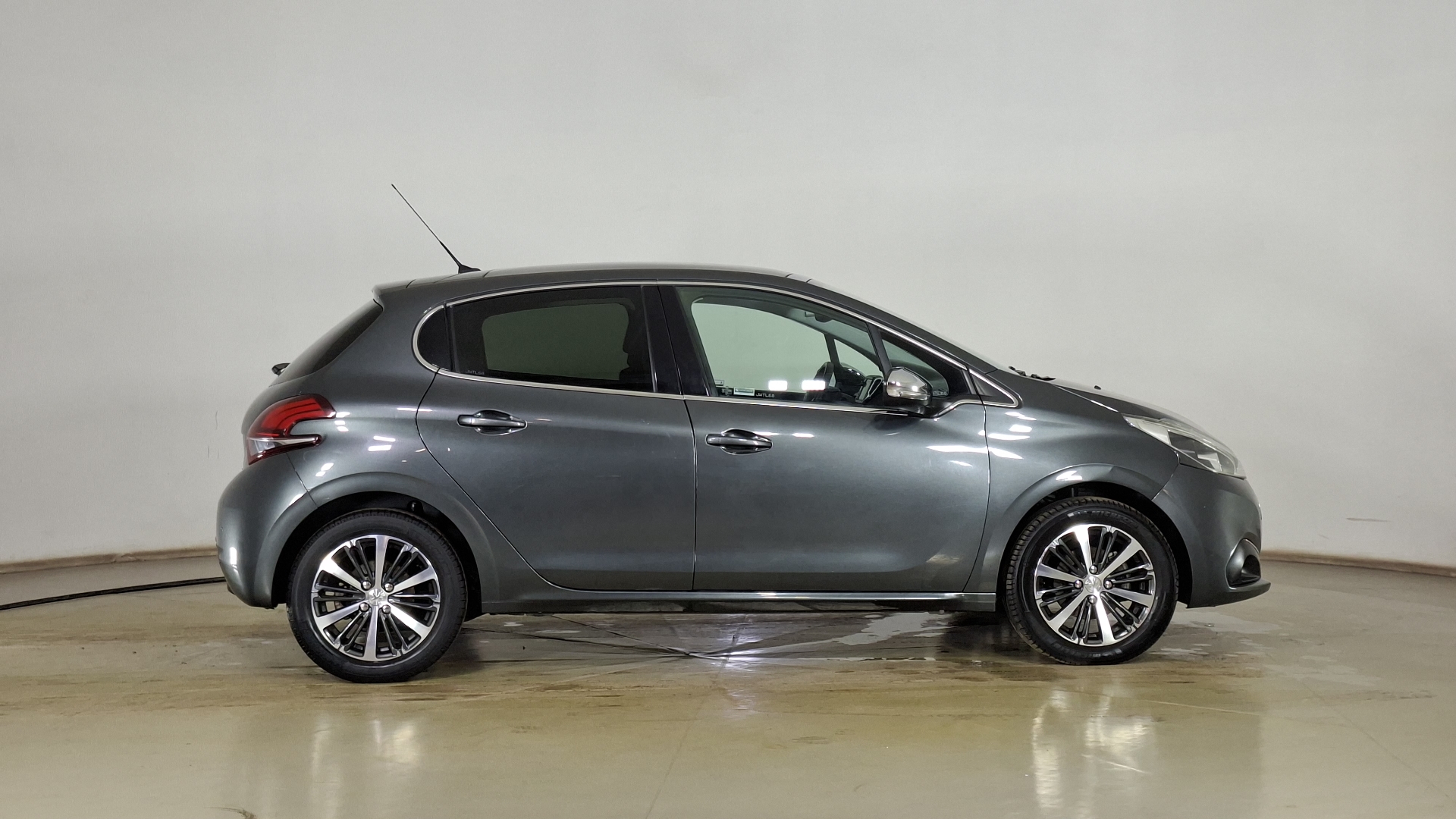 Peugeot 208 — foto 4 de 17