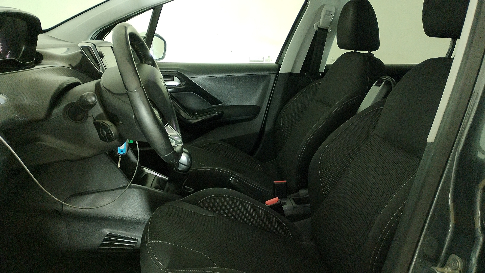 Peugeot 208 — foto 14 de 17