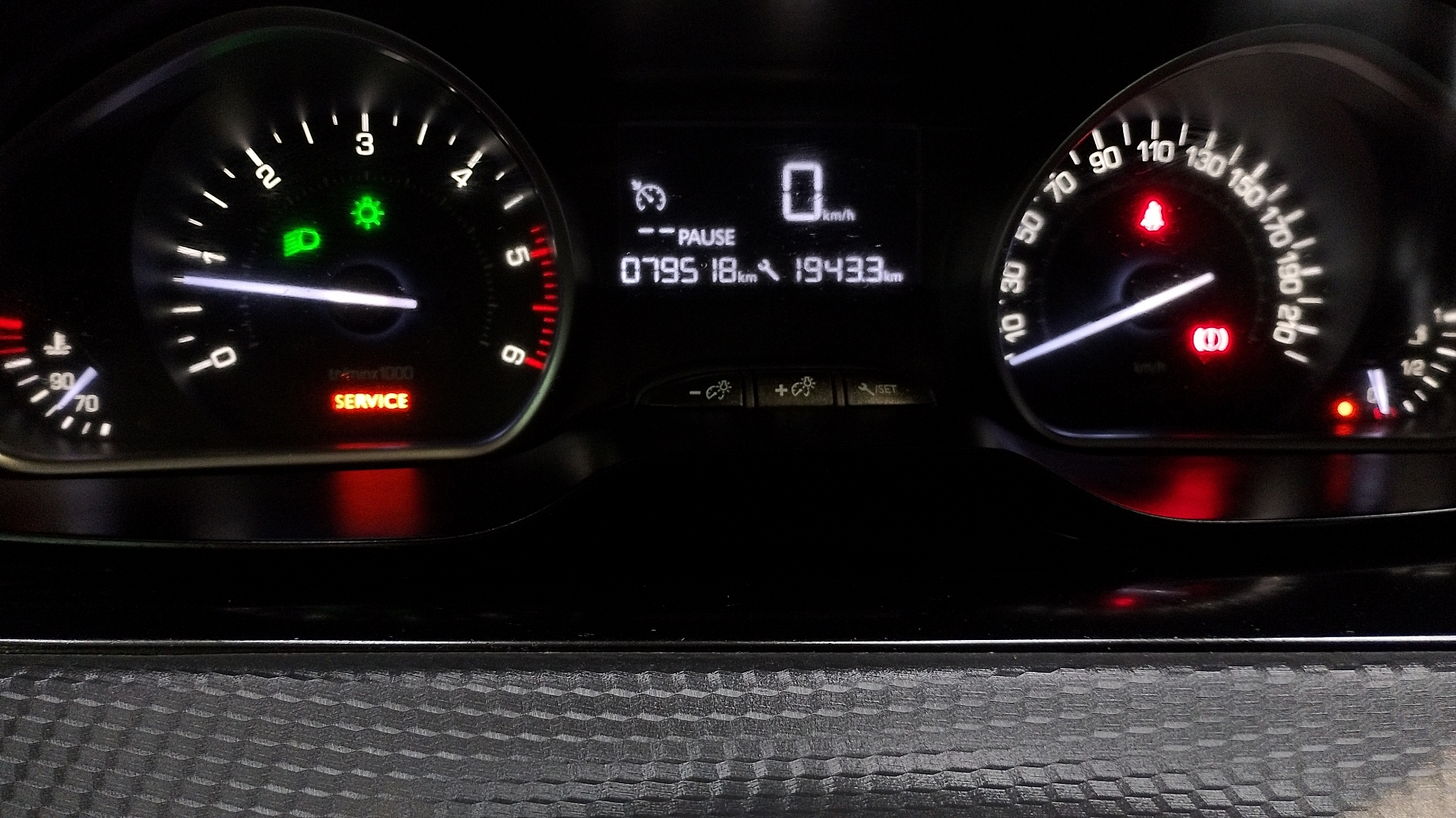 Peugeot 208 — foto 9 de 17