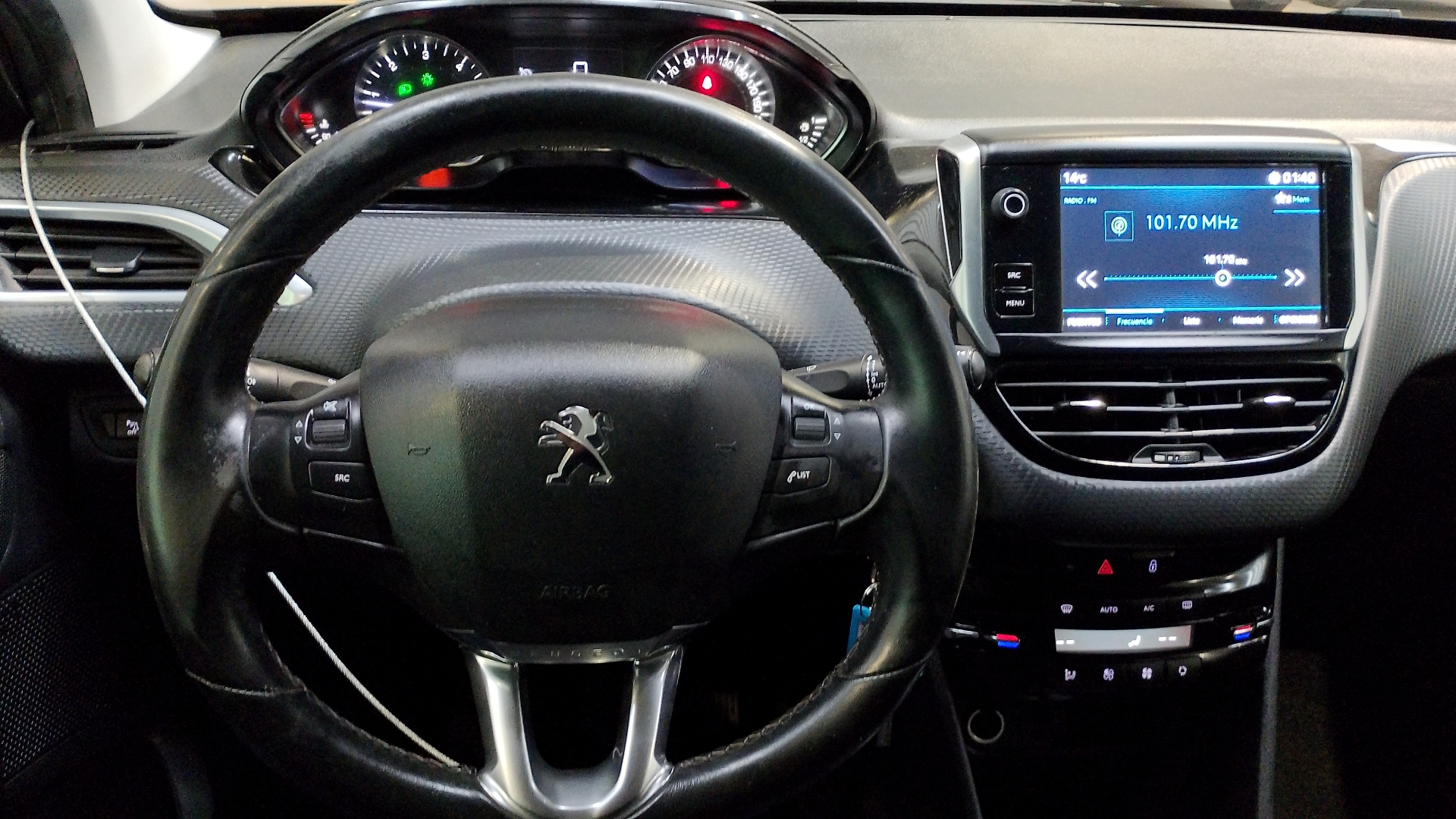 Peugeot 208 — foto 8 de 17