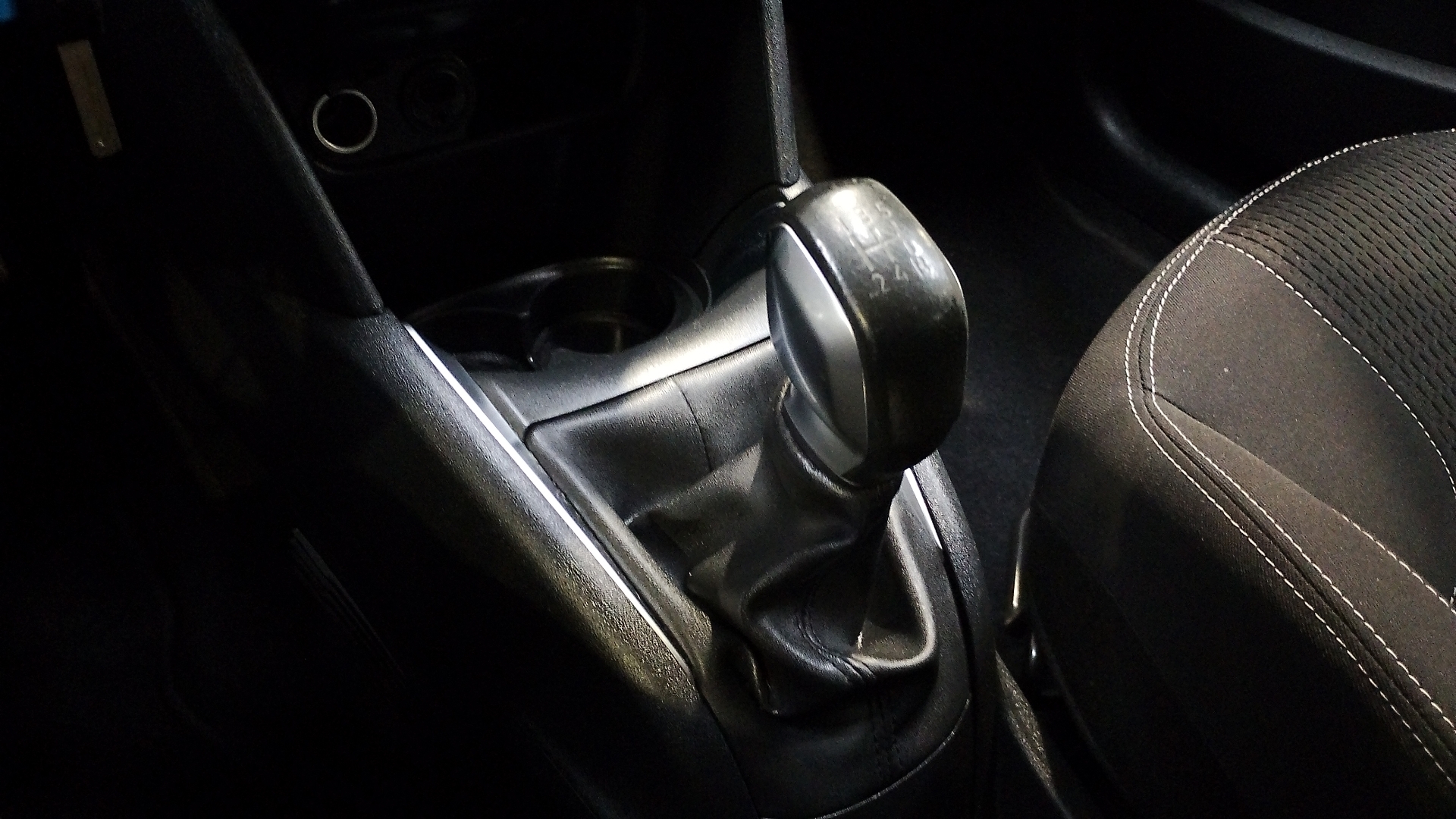 Peugeot 208 — foto 11 de 17