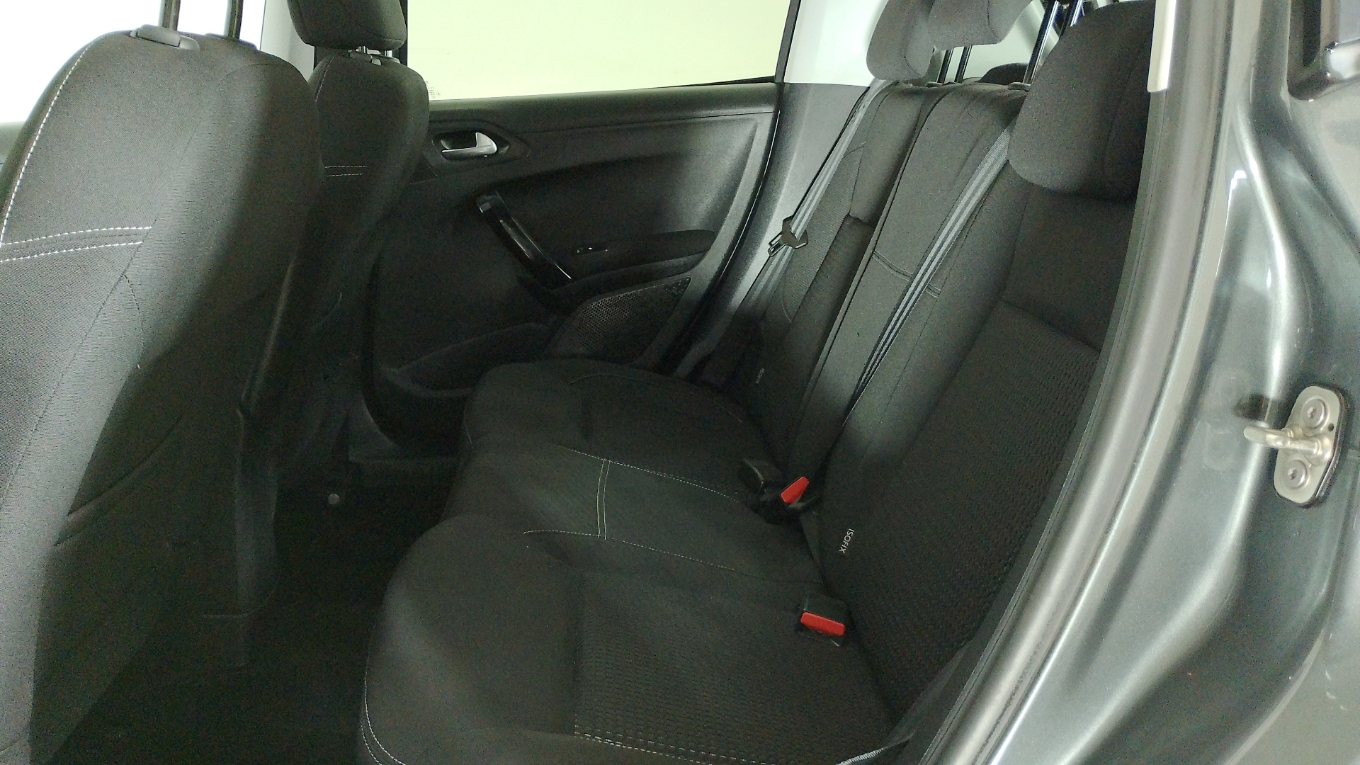Peugeot 208 — foto 15 de 17