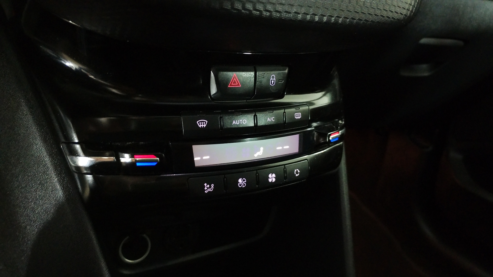 Peugeot 208 — foto 16 de 17
