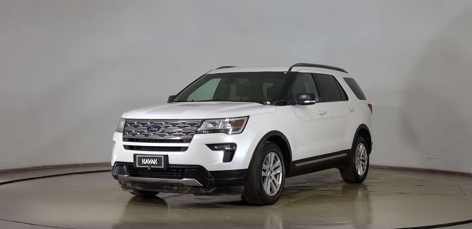 Ford Explorer — foto 1 de 17