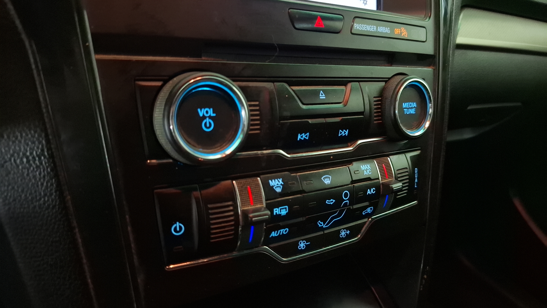 Ford Explorer — foto 16 de 17