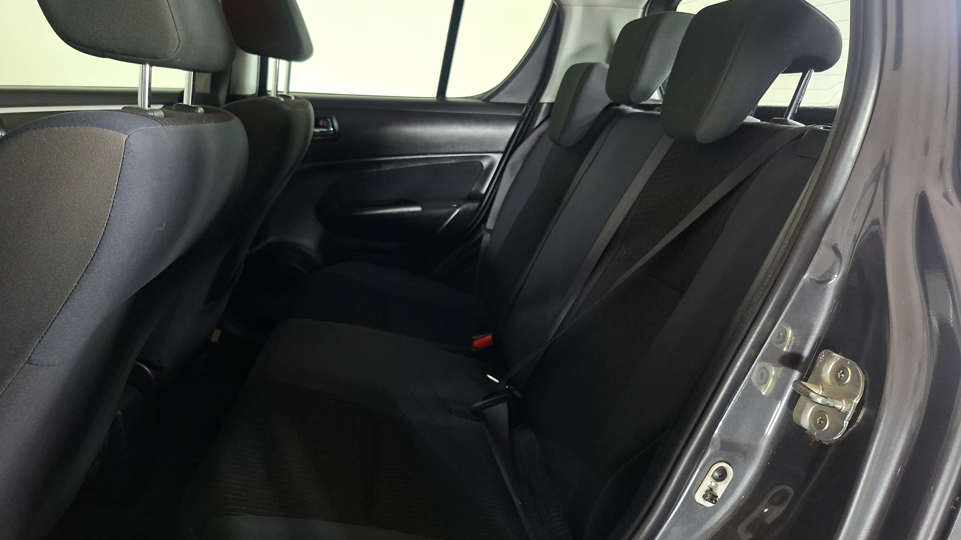 Suzuki Swift — foto 14 de 16