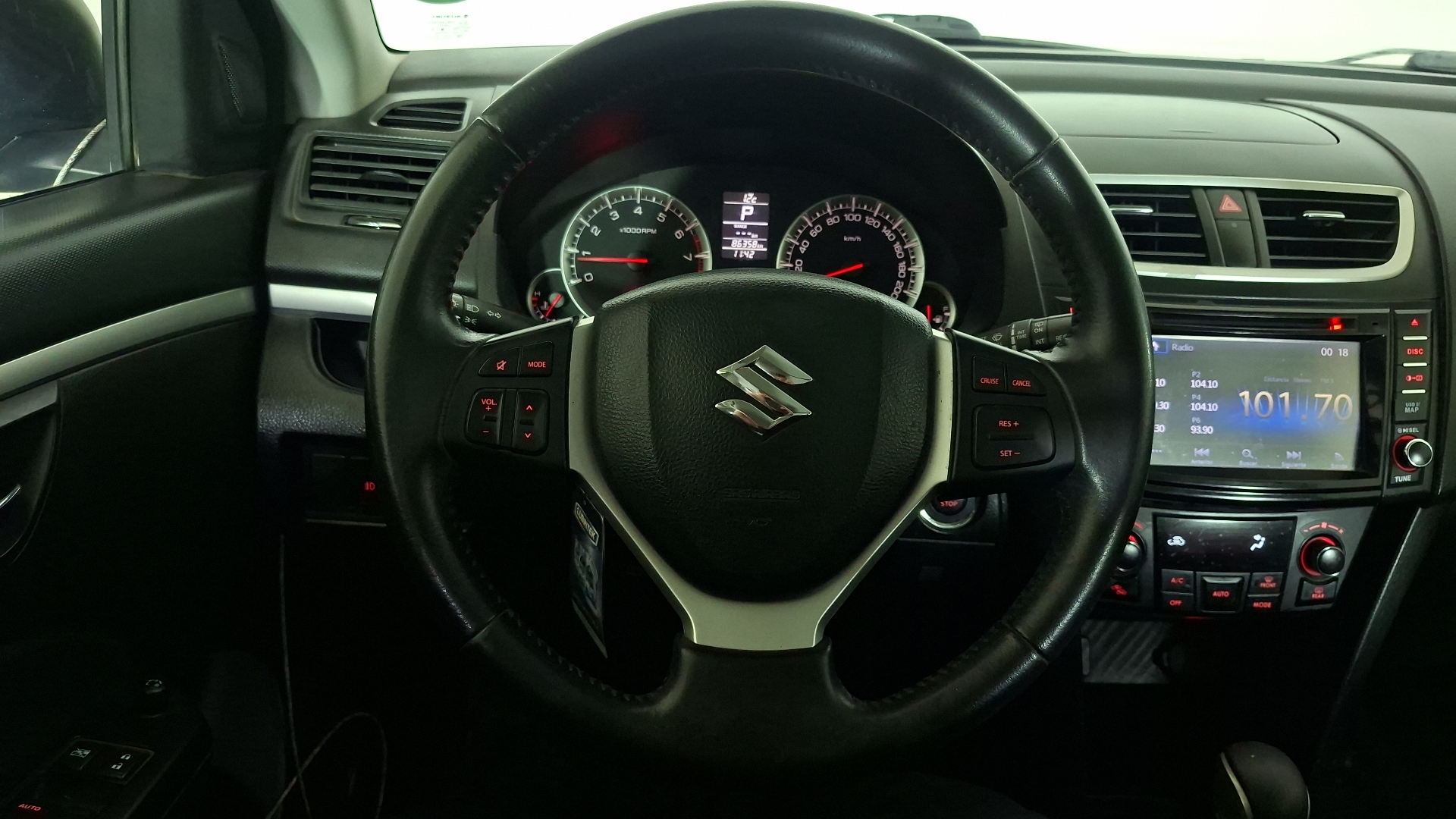Suzuki Swift — foto 8 de 16