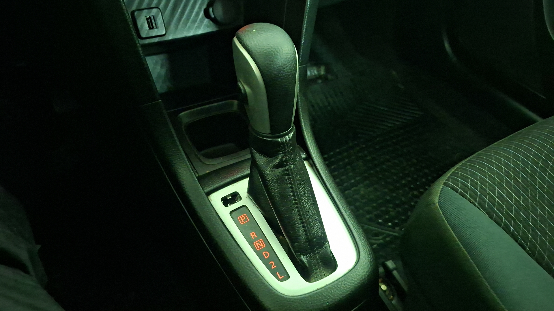 Suzuki Swift — foto 11 de 16