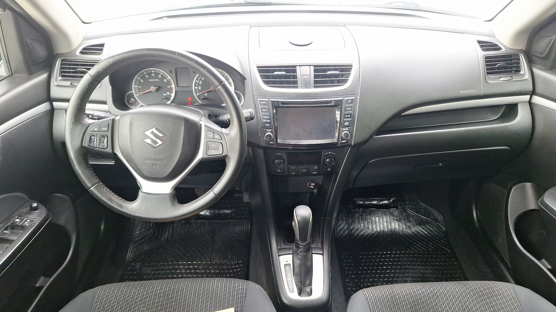 Suzuki Swift — foto 6 de 15