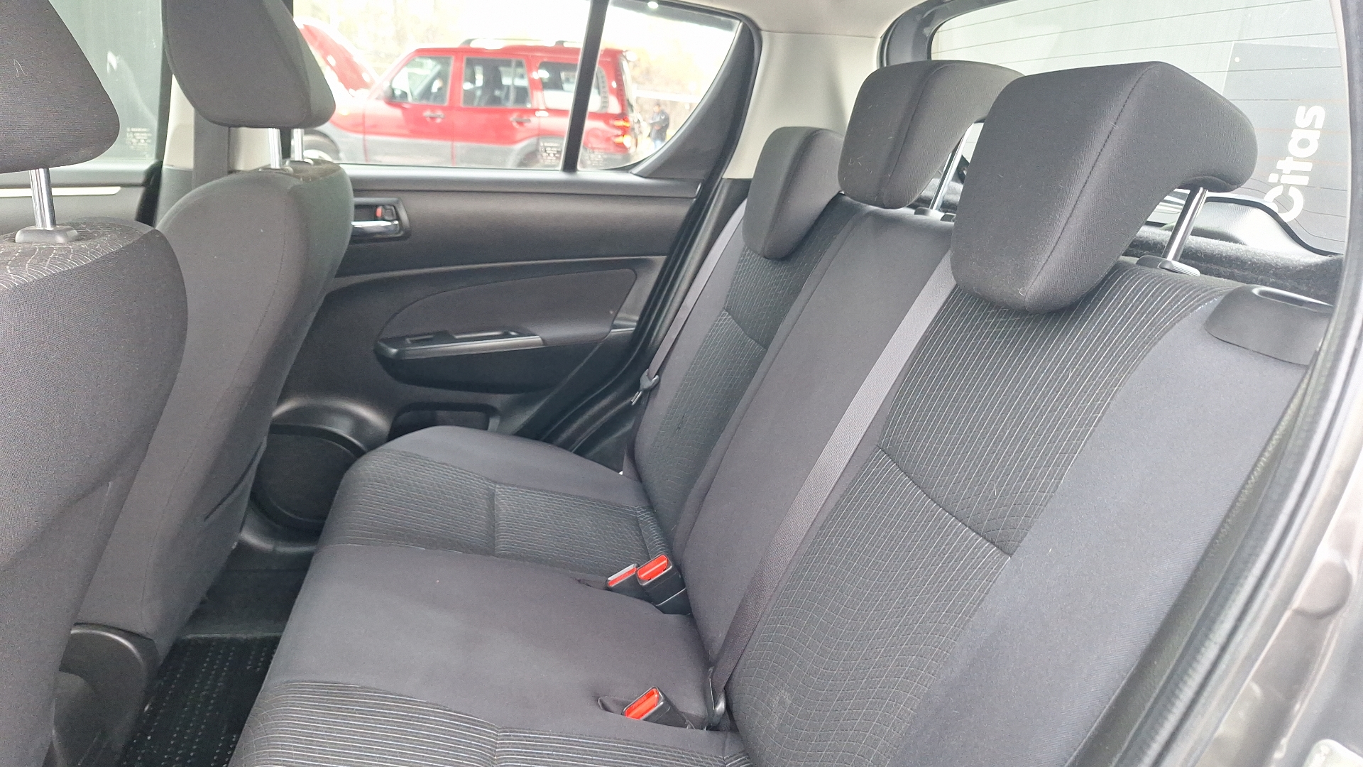 Suzuki Swift — foto 13 de 15